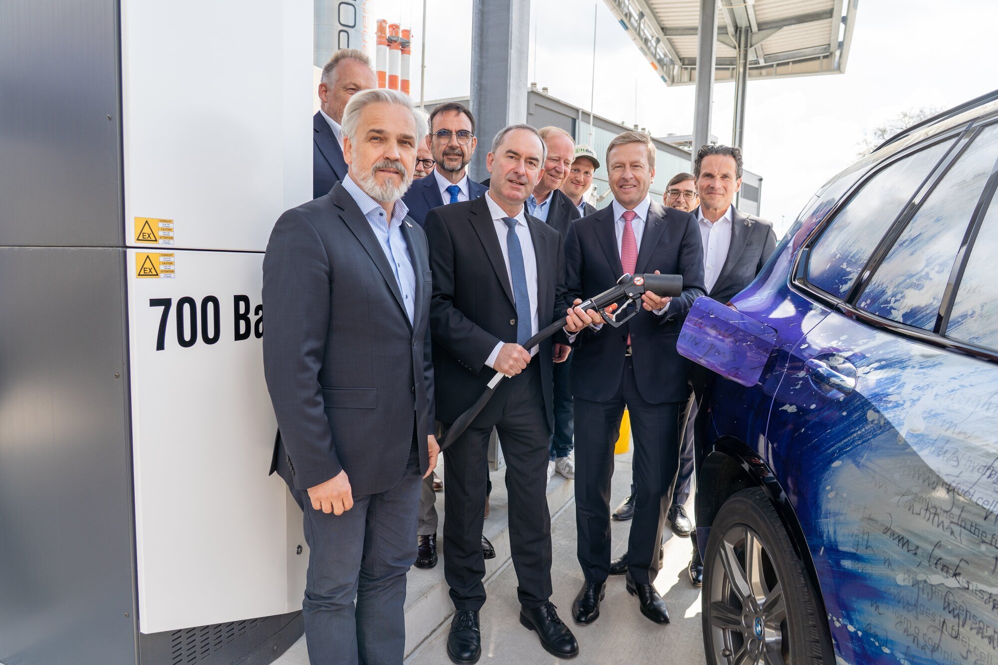 Bayerns Wirtschaftsminister Hubert Aiwanger, BMW-Vorstands-Chef Oliver Zipse und Flughafen-Geschäftsführer Ralf Schmid (vorne li