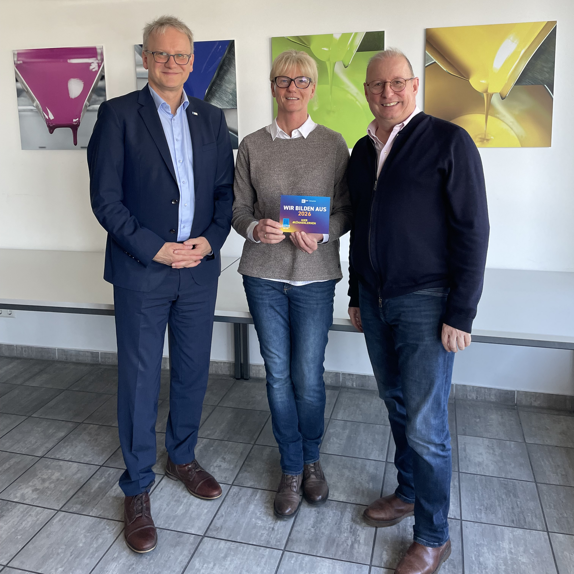 (v.l.n.r.): Jens Walter (IHK-Regionalgeschäftsführer), Birgit Fuhrmann (Ausbildungsleiterin) und Dr. Carl Epple (Geschäftsführer