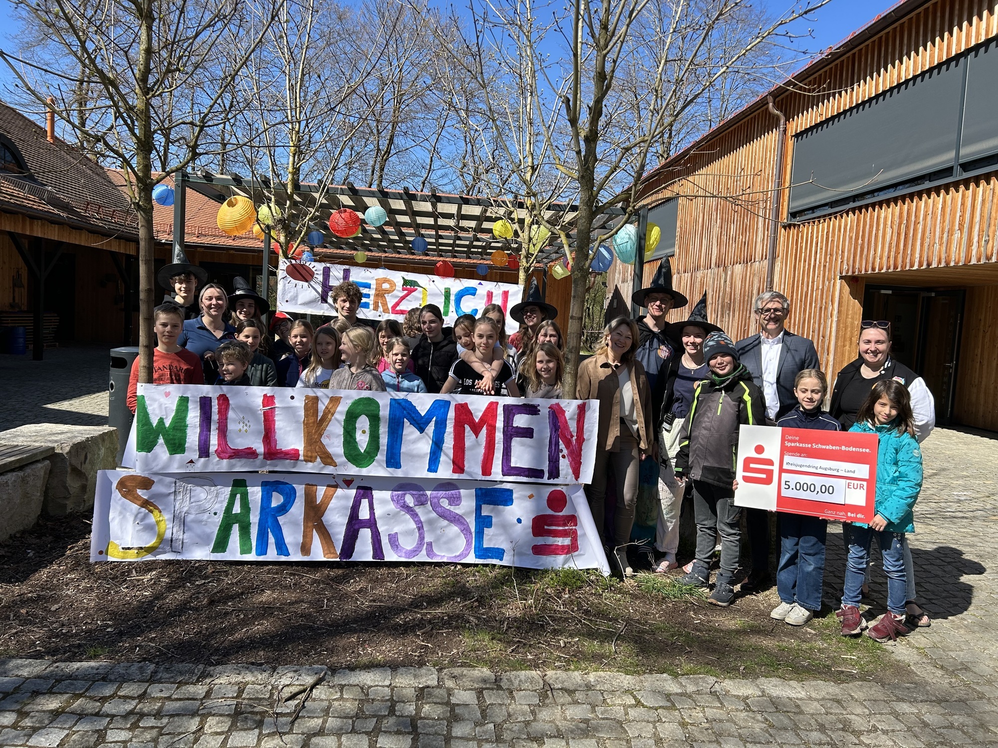 Dr. Wolfgang Zettl, stv. Vorstandsvorsitzender der Sparkasse Schwaben-Bodensee wurde bei derSpendenübergabe mit bunten Plakaten