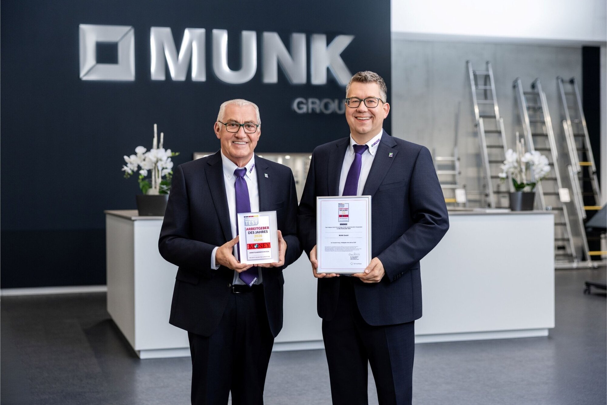 Ferdinand Munk (links) und Alexander Werdich, die Geschäftsführer und Inhaber der Munk Group, freuen sich über die Auszeichnung als Arbeitgeber des Jahres 2026. Foto: Tobias Atzkern/Munk Group