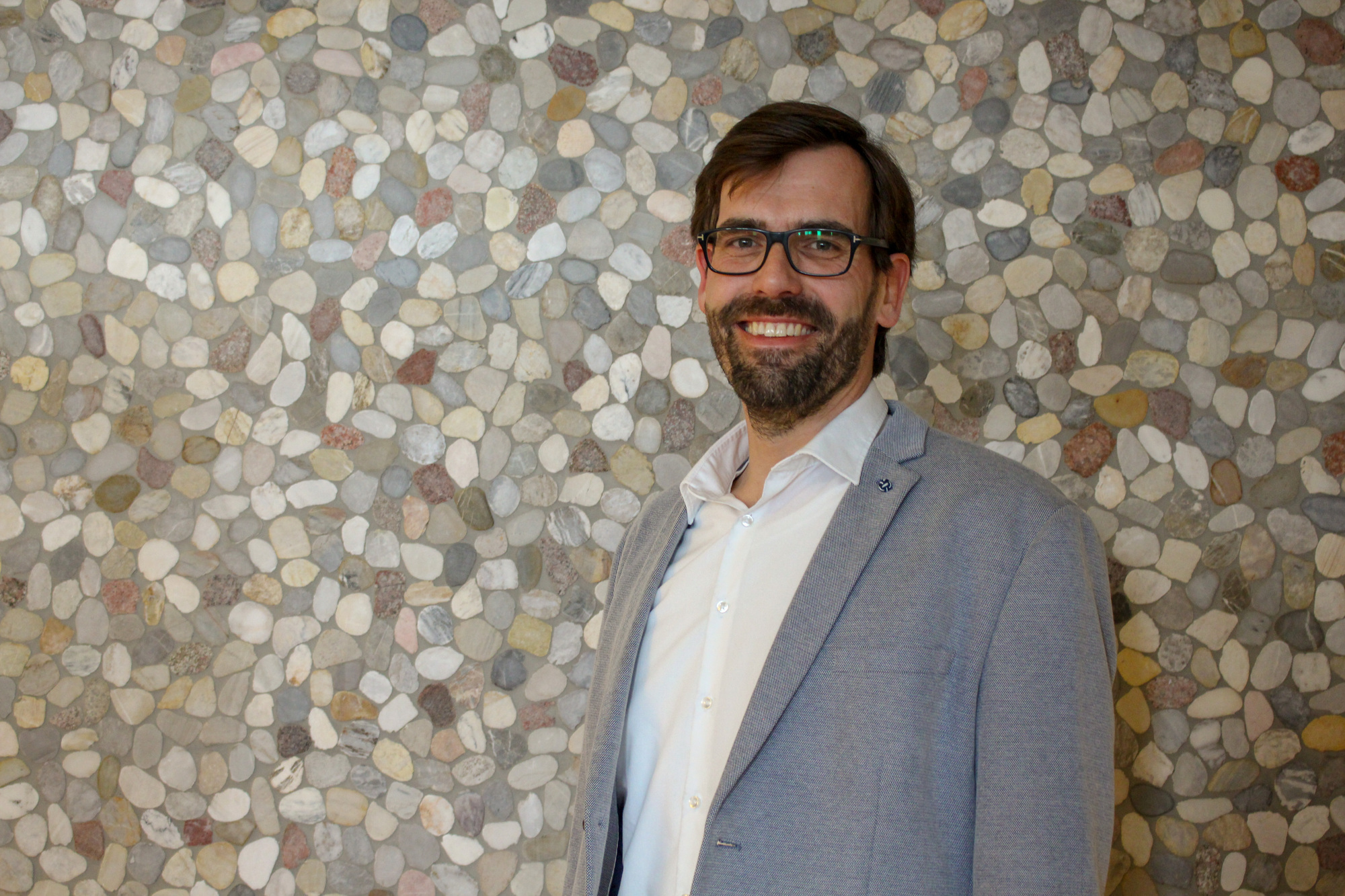 Stefan Tölzer ist bei den LEW Bereichsleiter für Unternehmenskommunikation, Vorstandsbüro und Energiepolitik. Das geplante Netzpaket von Bundeswirtschaftsministerin Katherine Reiche begrüßt er. Foto: B4B/ Katharina Seeburger