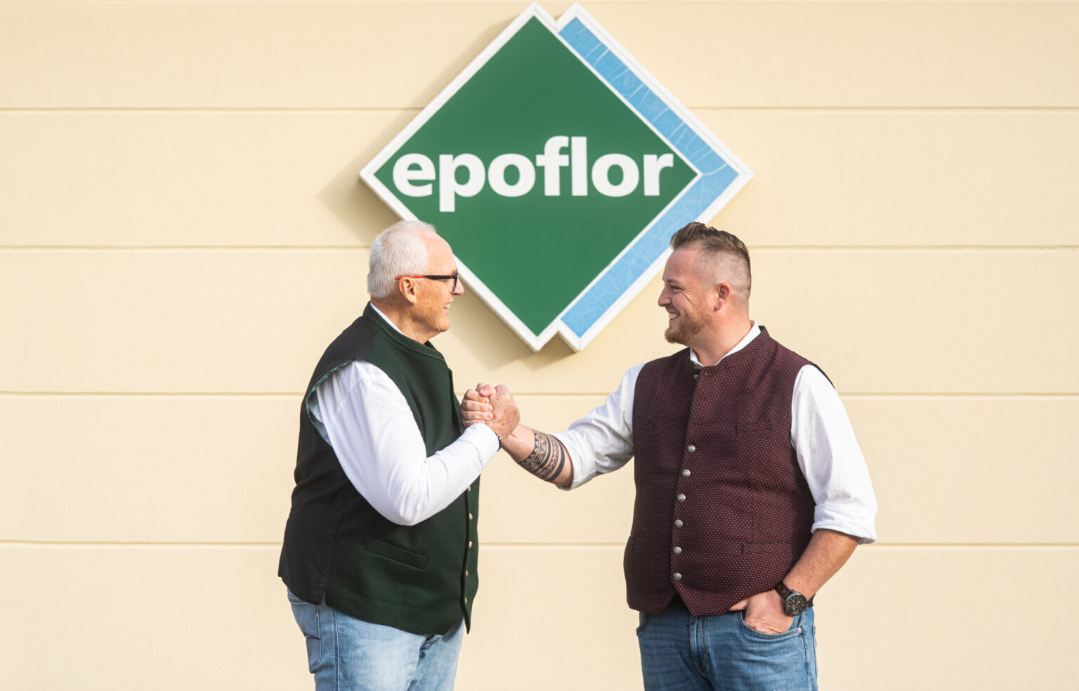 Mit Allgäuer Handschlag erfolgt die Übergabe an den Gründerenkel Simon Schwendiger durch Vater Bernd Schwendiger. Foto: epoflor