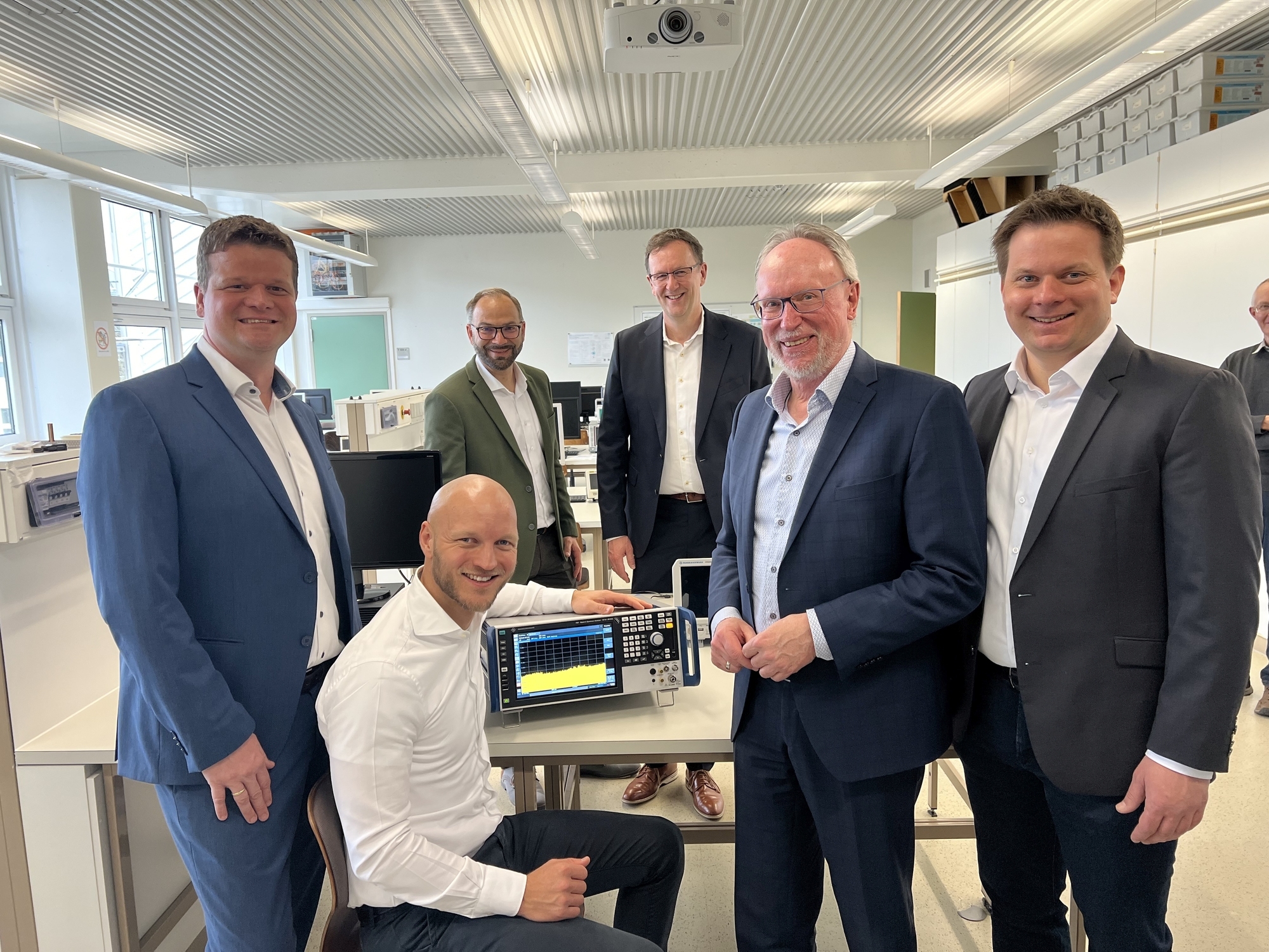 Übergabe des Rohde & Schwarz Signal- und Spektrumanalysators. (v.l.n.r.): Georg Berwanger (R+S-Vertriebsleiter), Marvin Waniek (