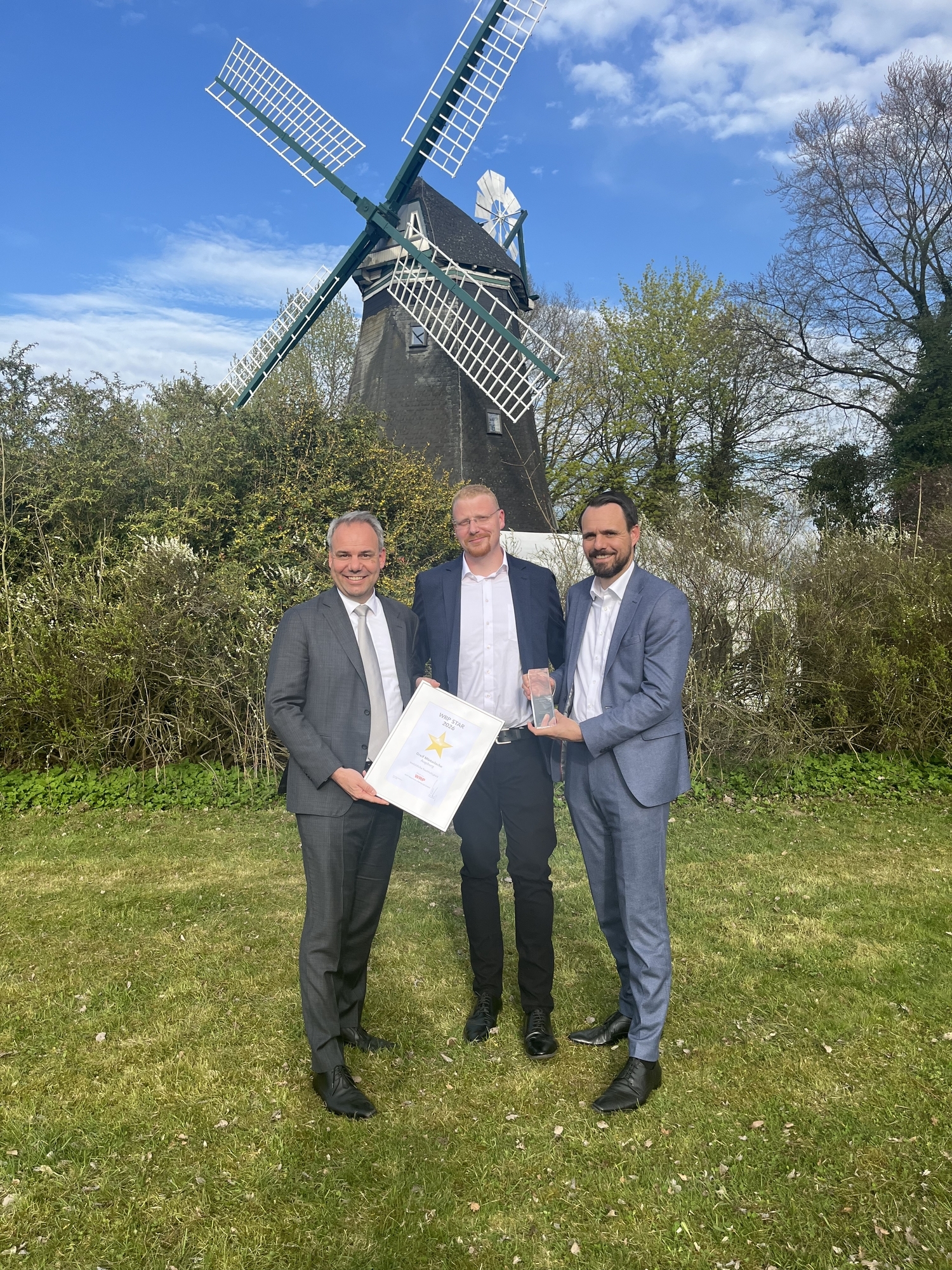 Greif Mietwäsche ist mit dem WRP Star 2026 ausgezeichnet worden. Markus Greif (l.), Darvin Nowak (Mitte) und Martin Greif (r.) haben sie entgegengenommen. Foto: Greif Mietwäsche