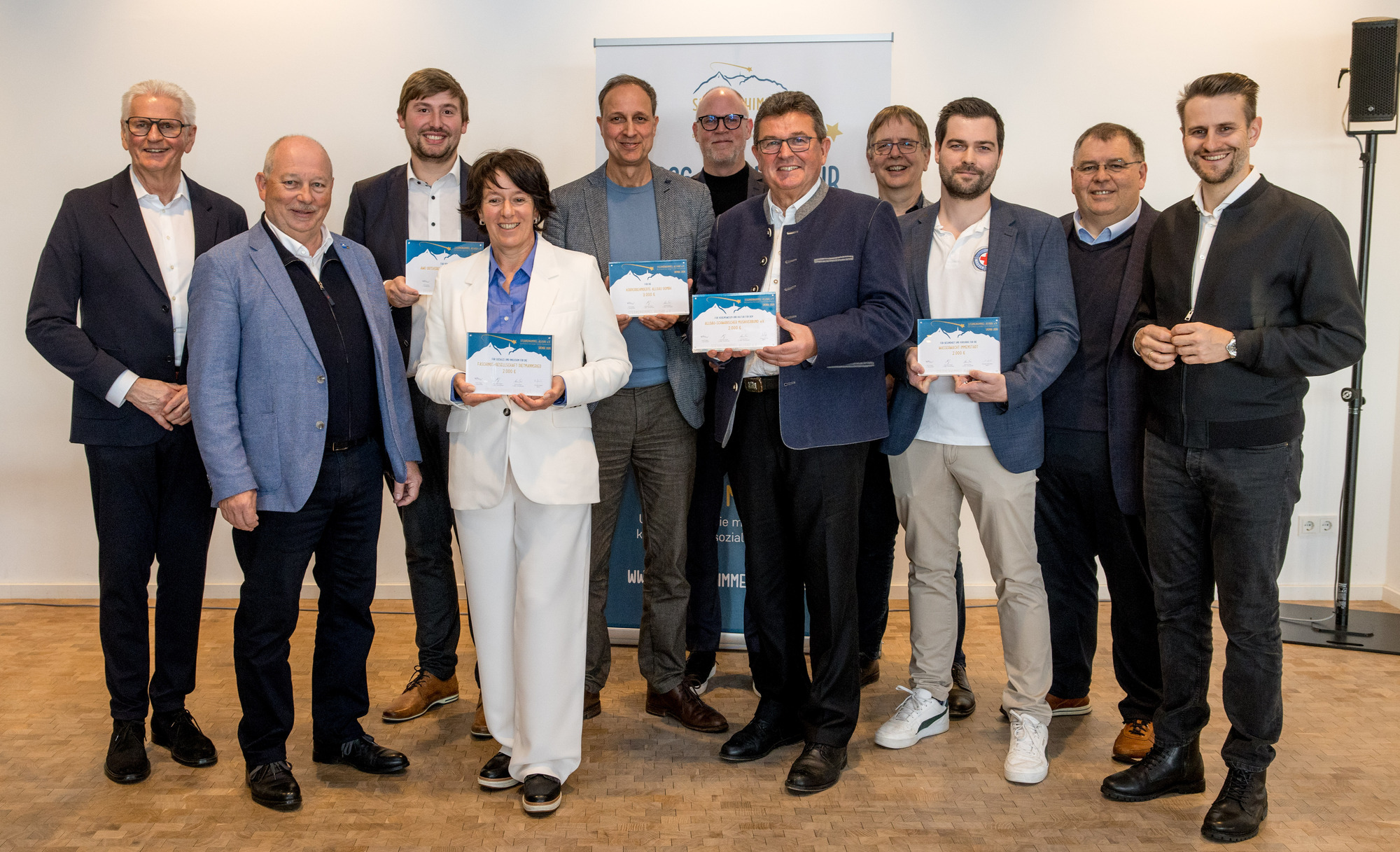 (v.l.n.r.): Ulrich Geiger (Sternenhimmel Allgäu e. V. &amp; Geiger FM), Beirat Michael Hauke, Tobias Merz (Vorsitzender AWO Füssen-Schwangau), Gabi Förster (Elferrätin der Faschingsgesellschaft Dietmannsried), Dr. Michael Knauth (Geschäftsführer Körperbehinderte Allgäu), Vorstandsmitglied Thomas Braun, Franz Pschierer (Präsident Allgäu-Schwäbischer Musikbund), Beirat Michael Osberghaus, Michael Wiedmann (Vorsitzender Wasserwacht-Ortsgruppe Immenstadt), Beirat Simon Gehring und Vorstandsmitglied Alexander Geiger. Foto: Sternenhimmel Allgäu e. V.