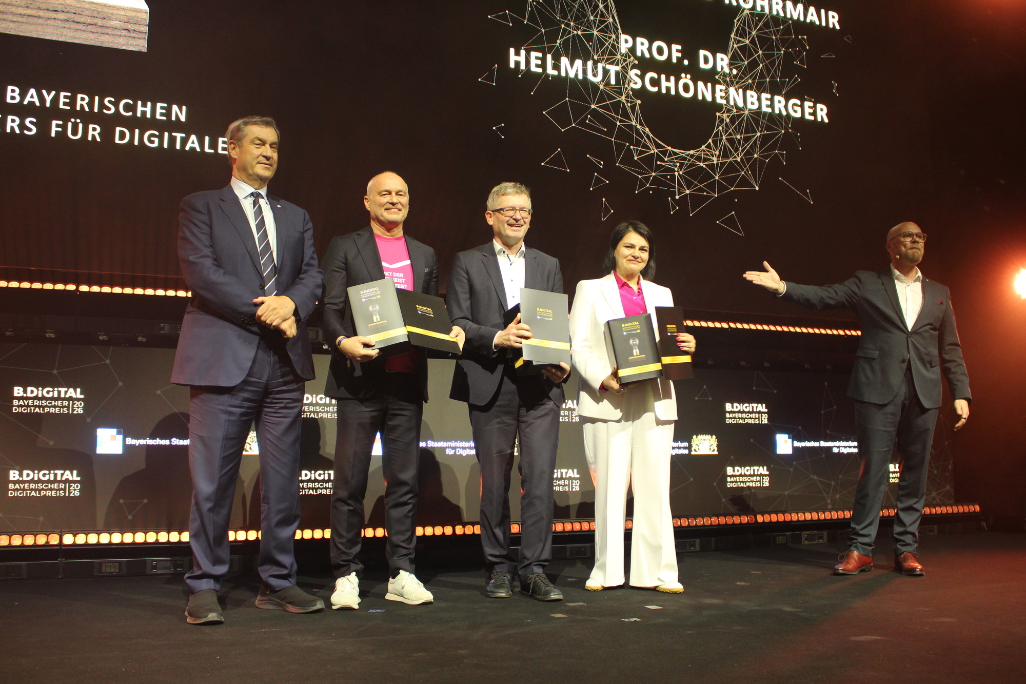 Prof. Dr. Gordon Rohrmair (2.v.r.), Prof. Dr. Helmut Schönenberger (Mitte) und Ramona Meinzer haben von Digitalminister Fabian Mehring (r.) auf dem Rocketeer Festival den bayerischen Digitalpreis verliehen bekommen. Foto: B4B/ Lisa Graf