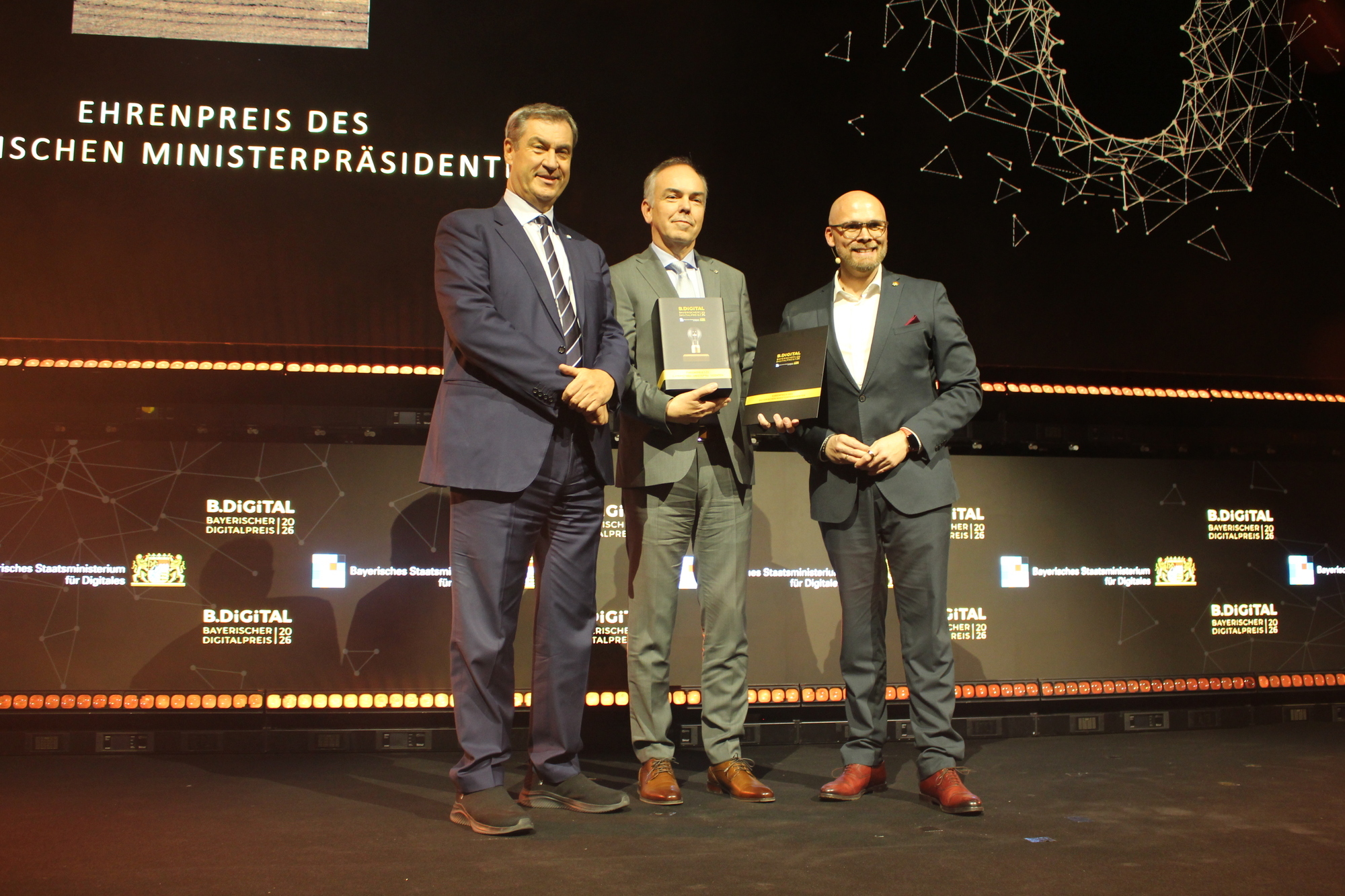 Markus Söder hat Dieter Kranzlmüller (Mitte) vom LRZ den Ehrenpreis des Ministerpräsidenten überreicht. Foto: B4B/ Lisa Graf