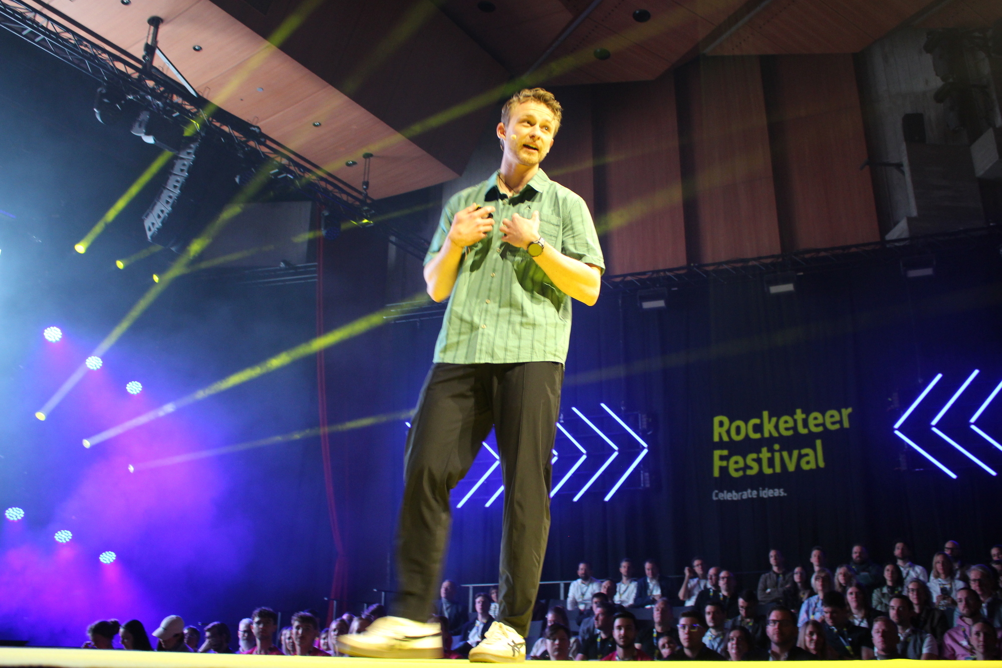 Jako Schöffel hat mit Mitte 20 von seinem Vater das Familienunternehmen, die Schöffel Gruppe, übernommen. Auf dem Rocketeer sprach er darüber, was es bedeutet, ein Unternehmen in achter Generation zu leiten.