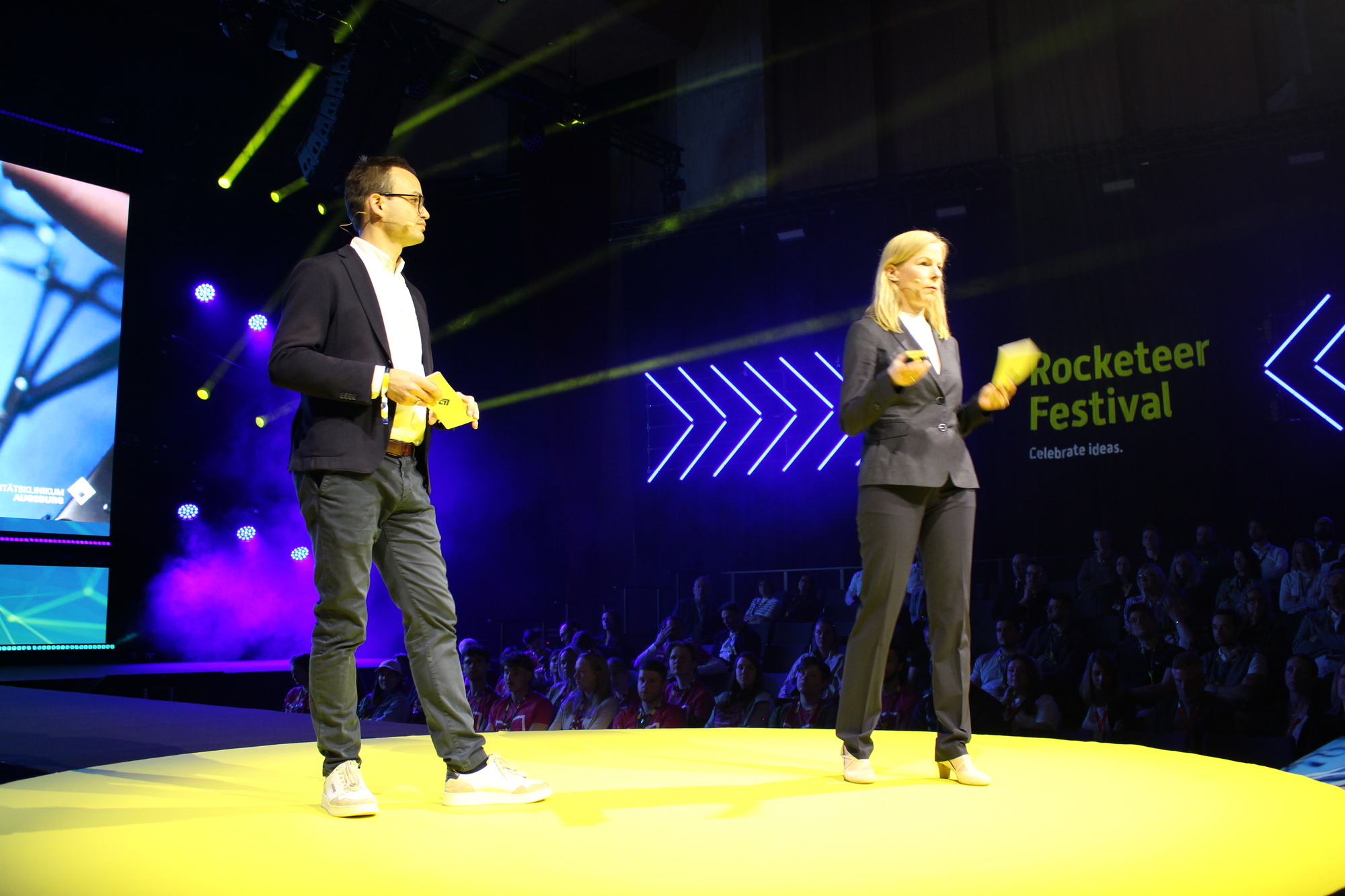 Prof. Dr. Matthias Heck und Prof. Dr. Katharina Beyer vom Universitätsklinikum Augsburg erklärten, wie Roboter in der Chirurgie eingesetzt werden.