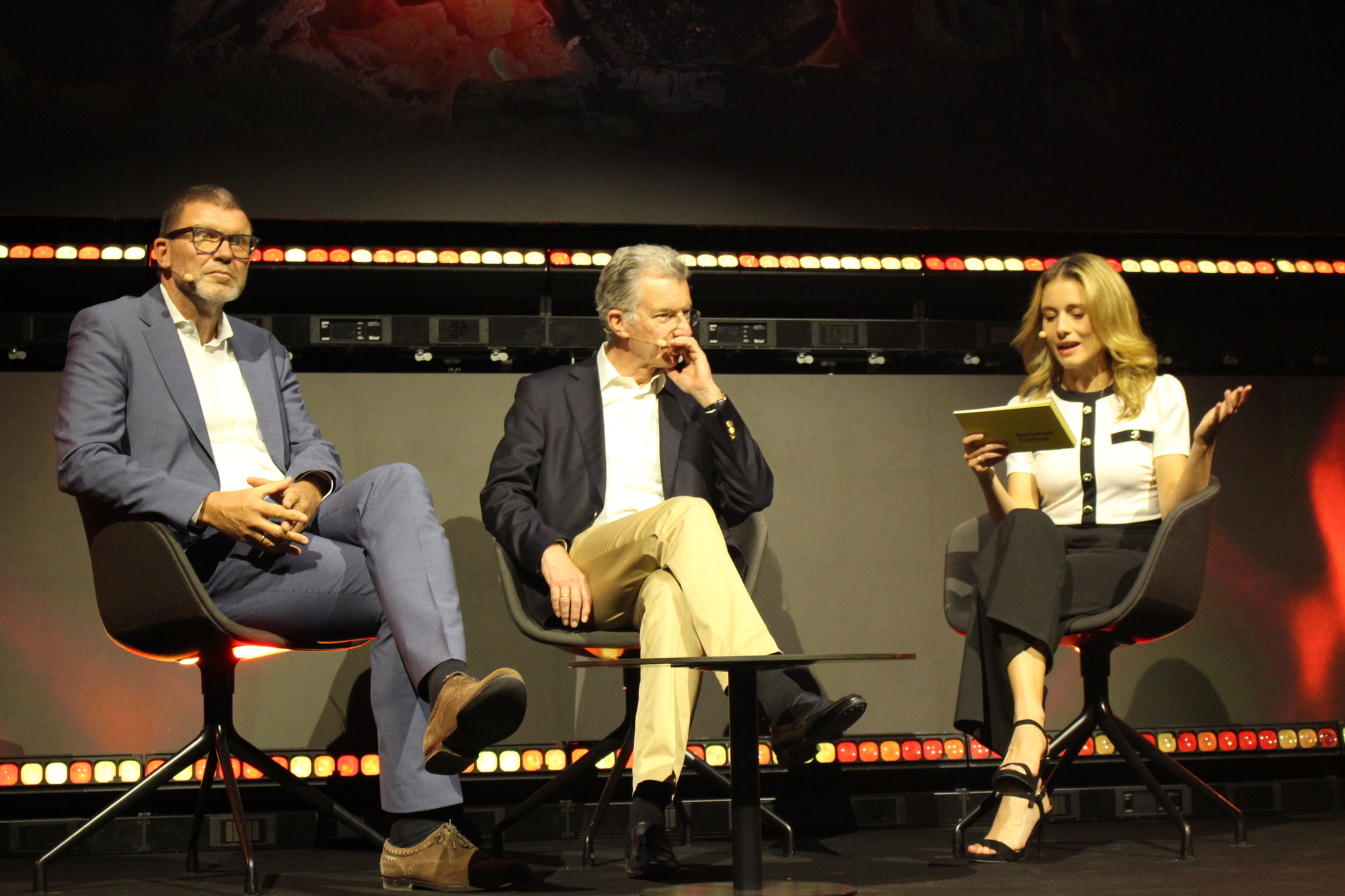 Von links: Peter Müller, Chefredakteur der Augsburger Allgemeinen, Dr. Christoph Heusgen, ehemaliger Leiter der Sicherheitskonferenz, und Journalistin Amelie Marie Weber. Sie haben über Sicherheit, die sich verändernde Weltordnung und Zuversicht gesprochen.