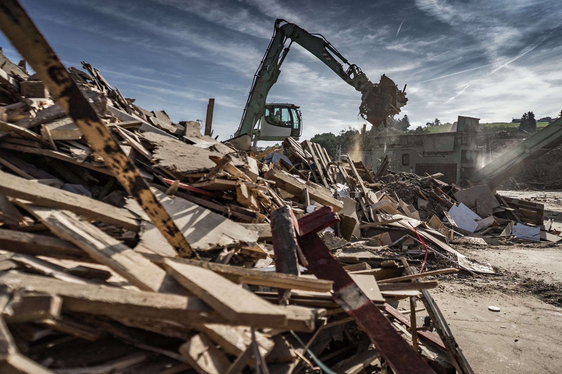 Altholz und biogene Reststoffe als Wertstoffe: In der Produktsäule Geiger Next Wertstoffe werden sie regional gesammelt, sortenrein aufbereitet und neuen stofflichen Nutzungen zugeführt. Foto: Geiger