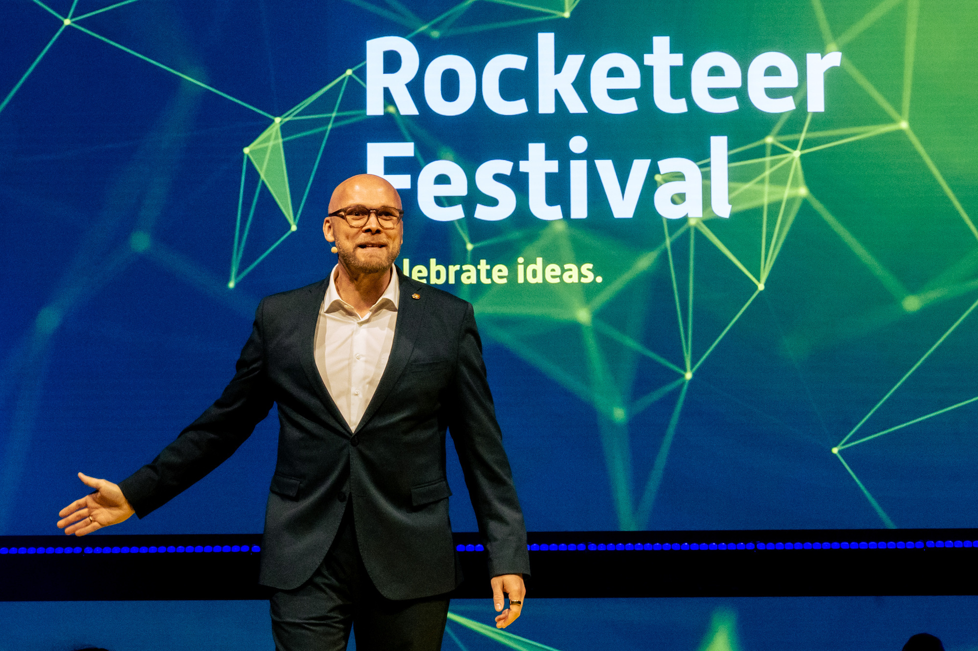 Bayerns Digitalminister Fabian Mehring hat das Rocketeer Festival eröffnet. Dort verkündete er, dass der Digitalgipfel 2028 nach Augsburg kommt. Foto: Bayerisches Staatsministerium für Digitales