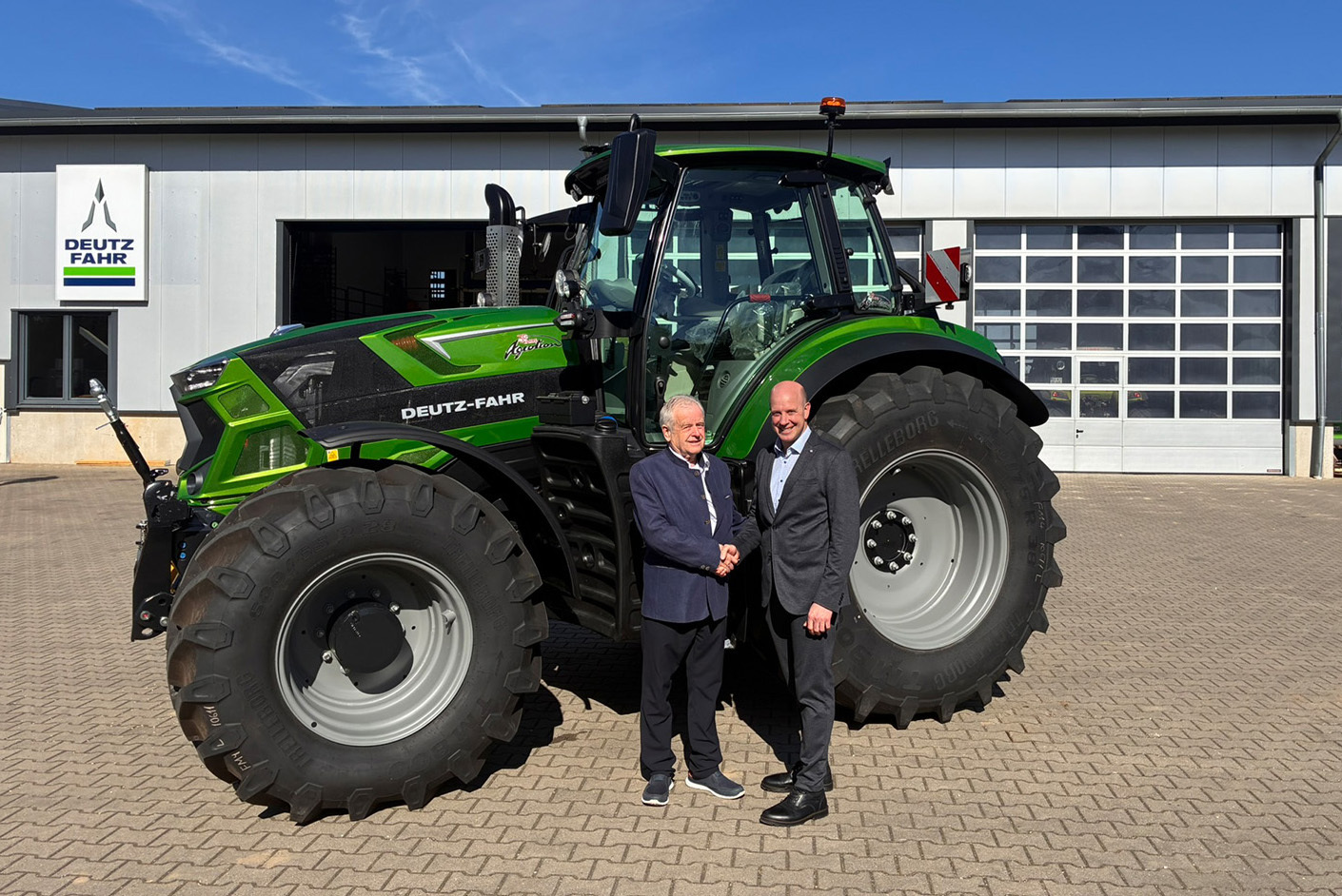 Siegfried Peter (l.) übergibt seine Unternehmen Rieser Agrartechnik GmbH und Alfred Wirth GmbH an Johannes Moser (r.) von der Volk Landtechnik GmbH. Foto: Dominik Höß