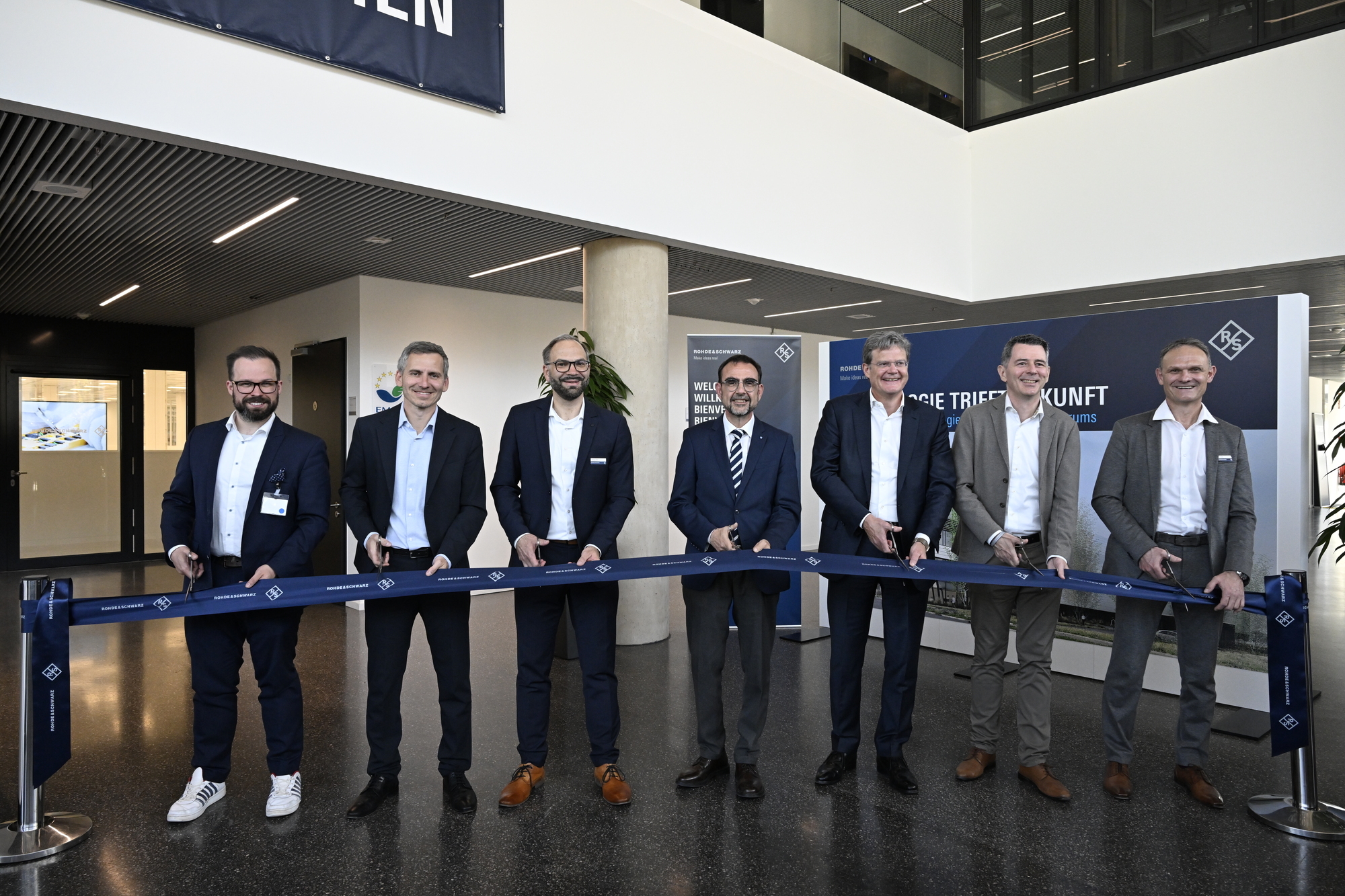 Die offizielle Eröffnung des Technologie- und Fertigungszentrums von Rohde &amp; Schwarz wurde mit einer symbolischen Zeremonie vor Ort gefeiert, an der unter anderem Oberbürgermeister Jan Rothenbacher und MdL Klaus Holetschek teilnahmen. Foto: Rohde &amp; Schwarz