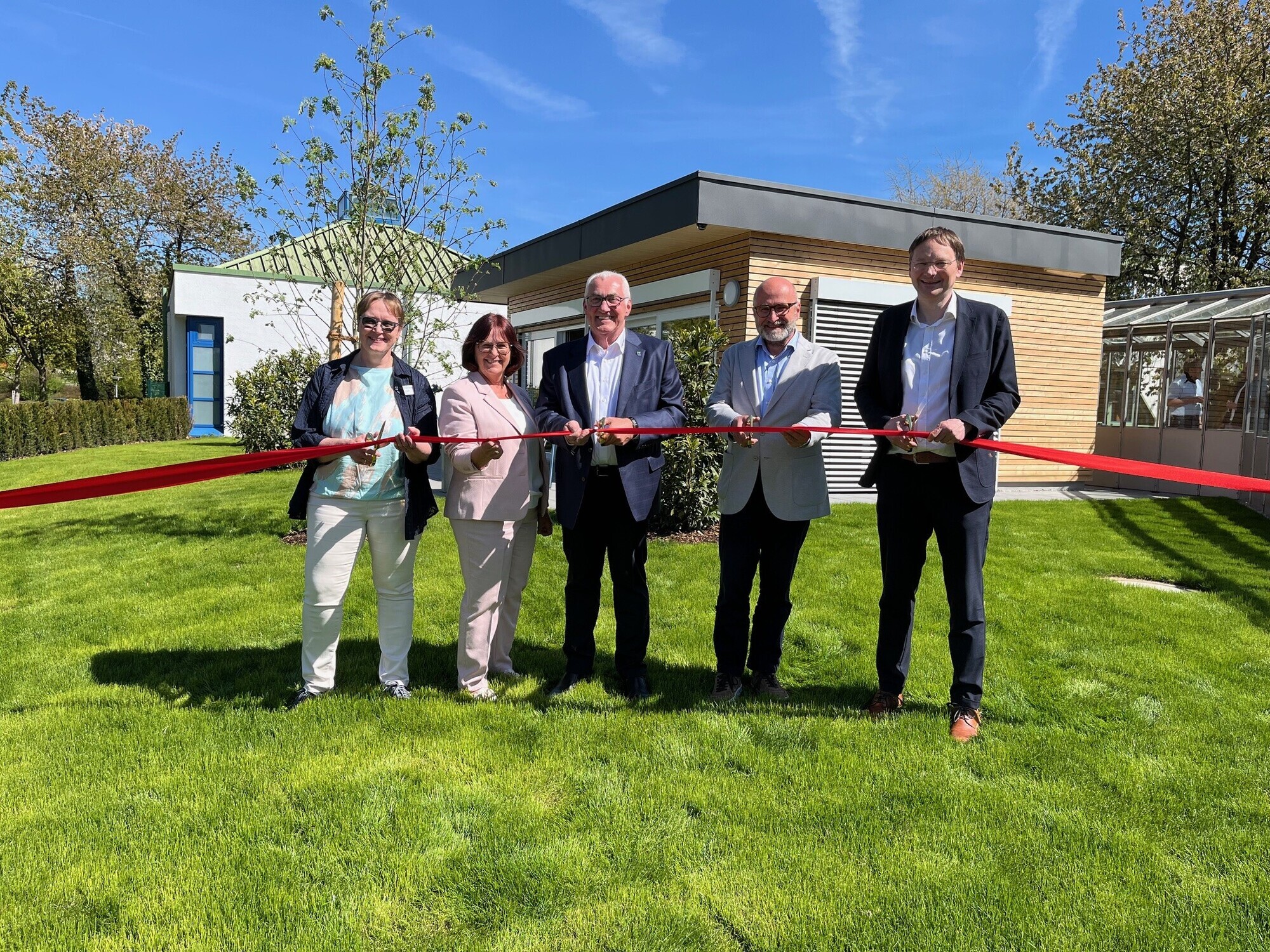 Noch ein Schnitt, dann ist der Mitarbeiter-Pavillon eröffnet (von links): Dr. Ruth Frodl, Ruth und Ferdinand Munk, Robert Wieland und Dr. Hans Reichhart. Foto: Till Hofmann/Kreiskliniken Günzburg-Krumbach