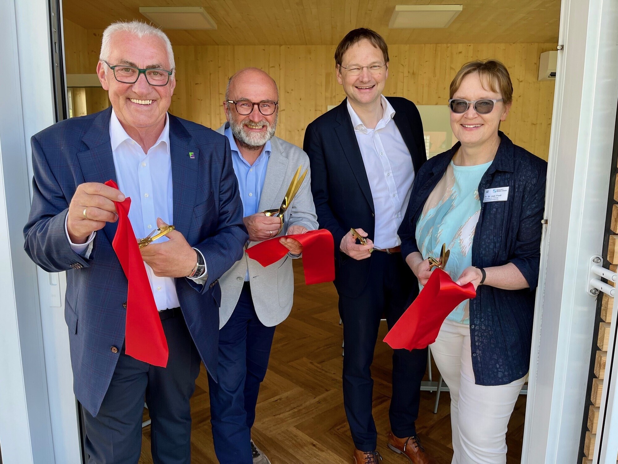 Sie haben den Mitarbeiter-Pavillon mit dem Durchtrennen des roten Bandes eröffnet (von links): Ferdinand Munk, Robert Wieland, Dr. Hans Reichhart und Dr. Ruth Frodl. Foto: Till Hofmann/Kreiskliniken Günzburg-Krumbach