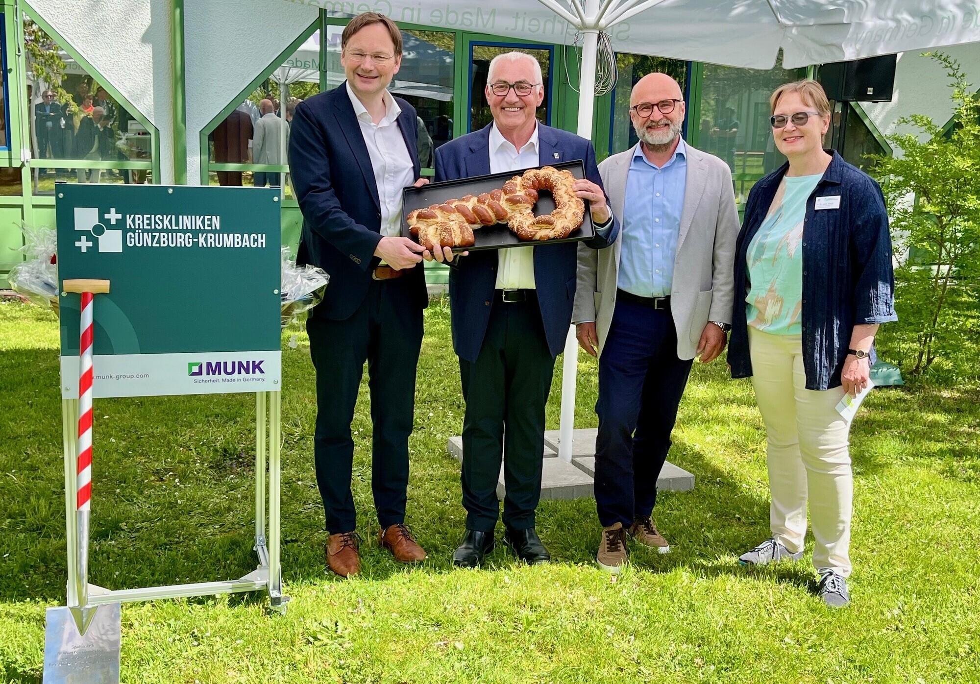 Der Günzburger Landrat Dr. Hans Reichhart, Unternehmer Ferdinand Munk, Robert Wieland (Vorstand der Kreiskliniken) und die Personalratsvorsitzende Dr. Ruth Frodl (Kreisklinik Günzburg) bei der „Schlüsselübergabe“. Foto: Till Hofmann/Kreiskliniken Günzburg-Krumbach