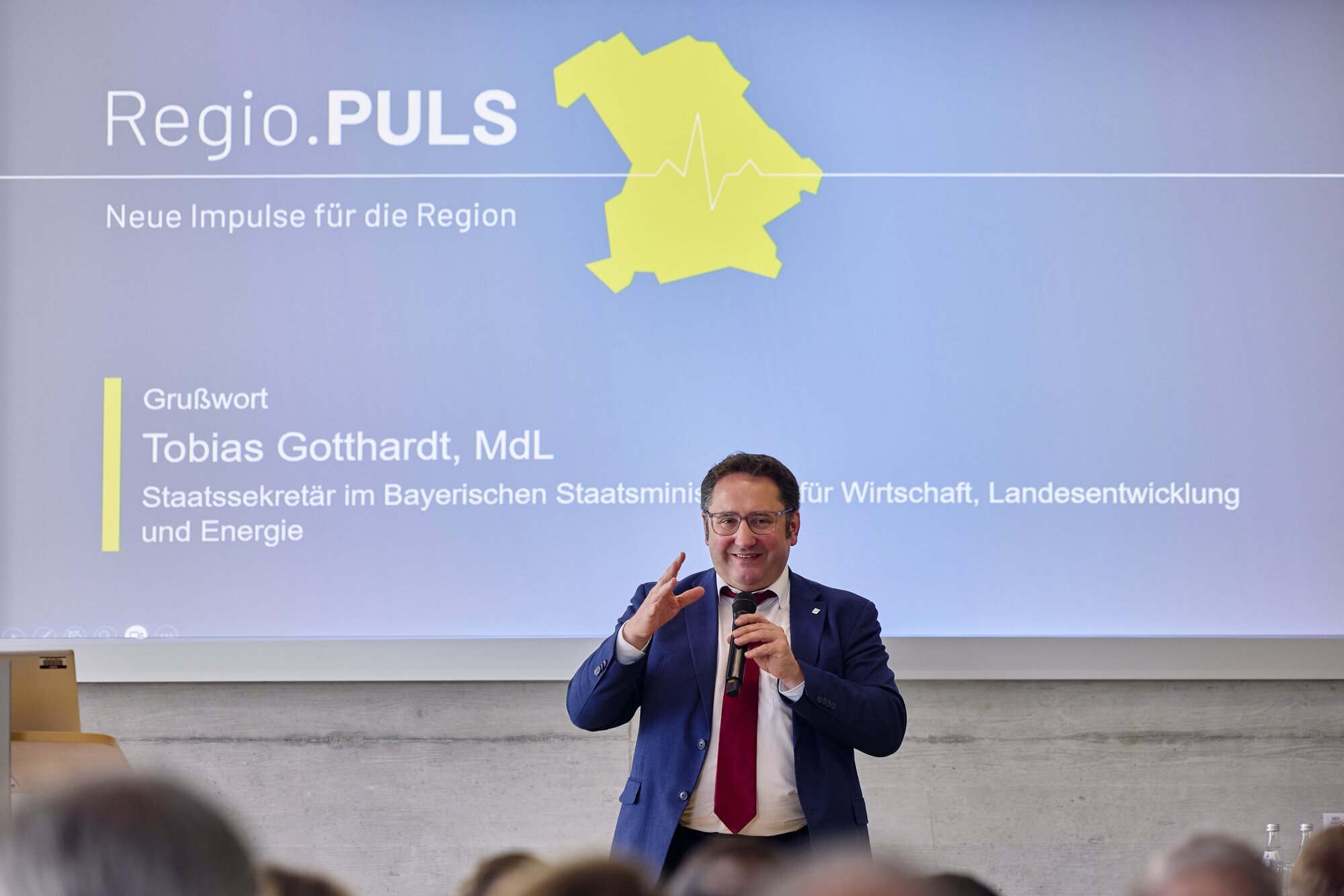 Bayerns Wirtschaftsstaatssekretär Tobias Gotthardt bei der Veranstaltung Regio.PULS in Augsburg. Foto: M. Gellert