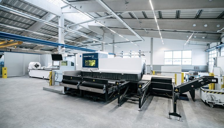 Die 16 modernen Laserschneidanlagen werden mit erneubaren Energien betrieben. Foto: Eirenschmalz