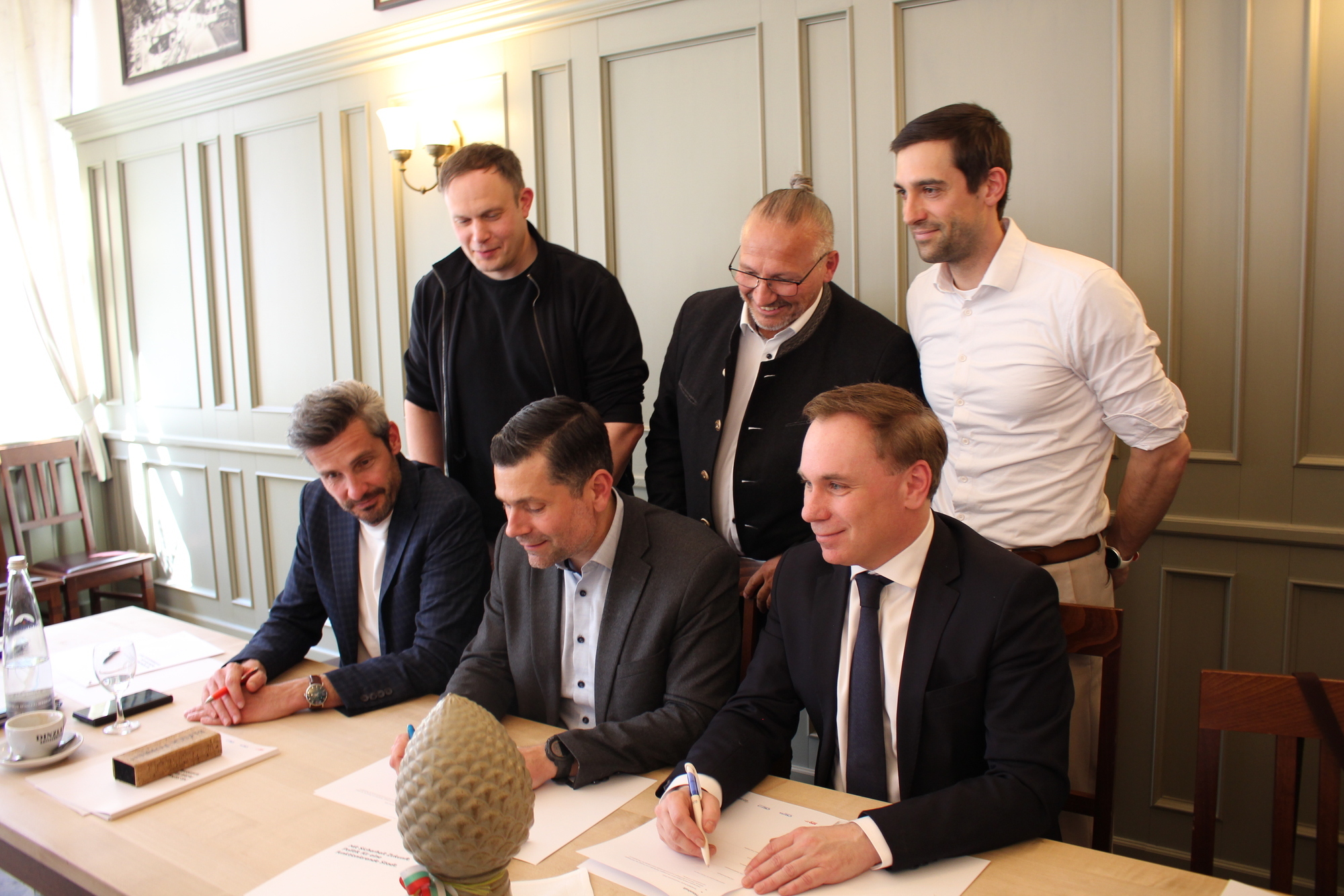 Augsburgs neu gewählter Oberbürgermeister, Florian Freund (Mitte, vorn), unterzeichnet die Regierungsvereinbarung. Gemeinsam mit der CSU, den Freien Wählern und Generation Aux hat er die Ziele für die kommenden sechse Jahre vorgestellt. Foto: B4B/ Katharina Seeburger