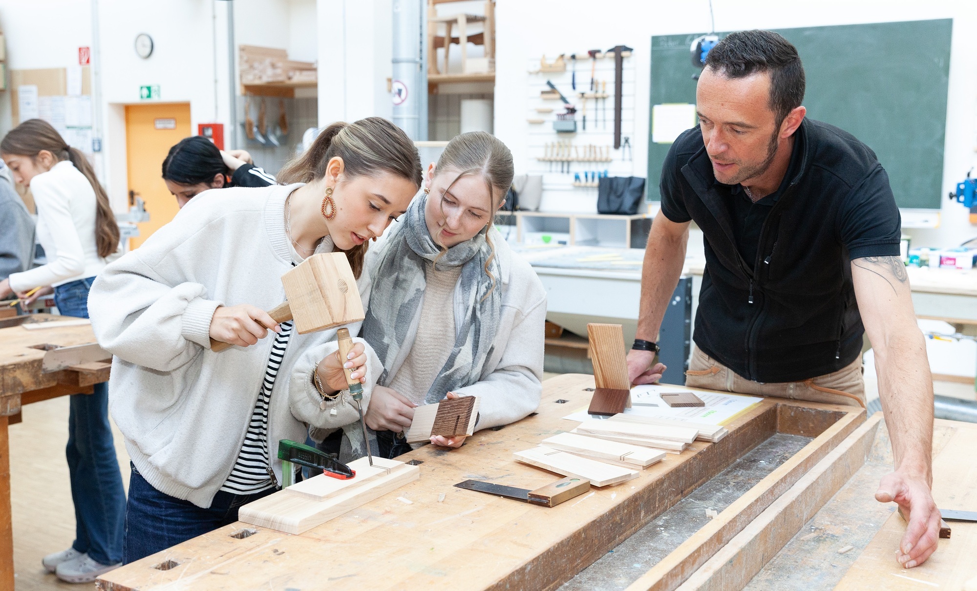 Im Berufsbildungs- und Technologiezentrum Memmingen der HWK Schwaben haben Schüler und Schülerinnen die Möglichkeit, das Handwerk für sich zu entdecken. BTZ-Lehrmeister Peter Gdanietz (r.) unterstützt sie dabei. Foto: HWK Schwaben
