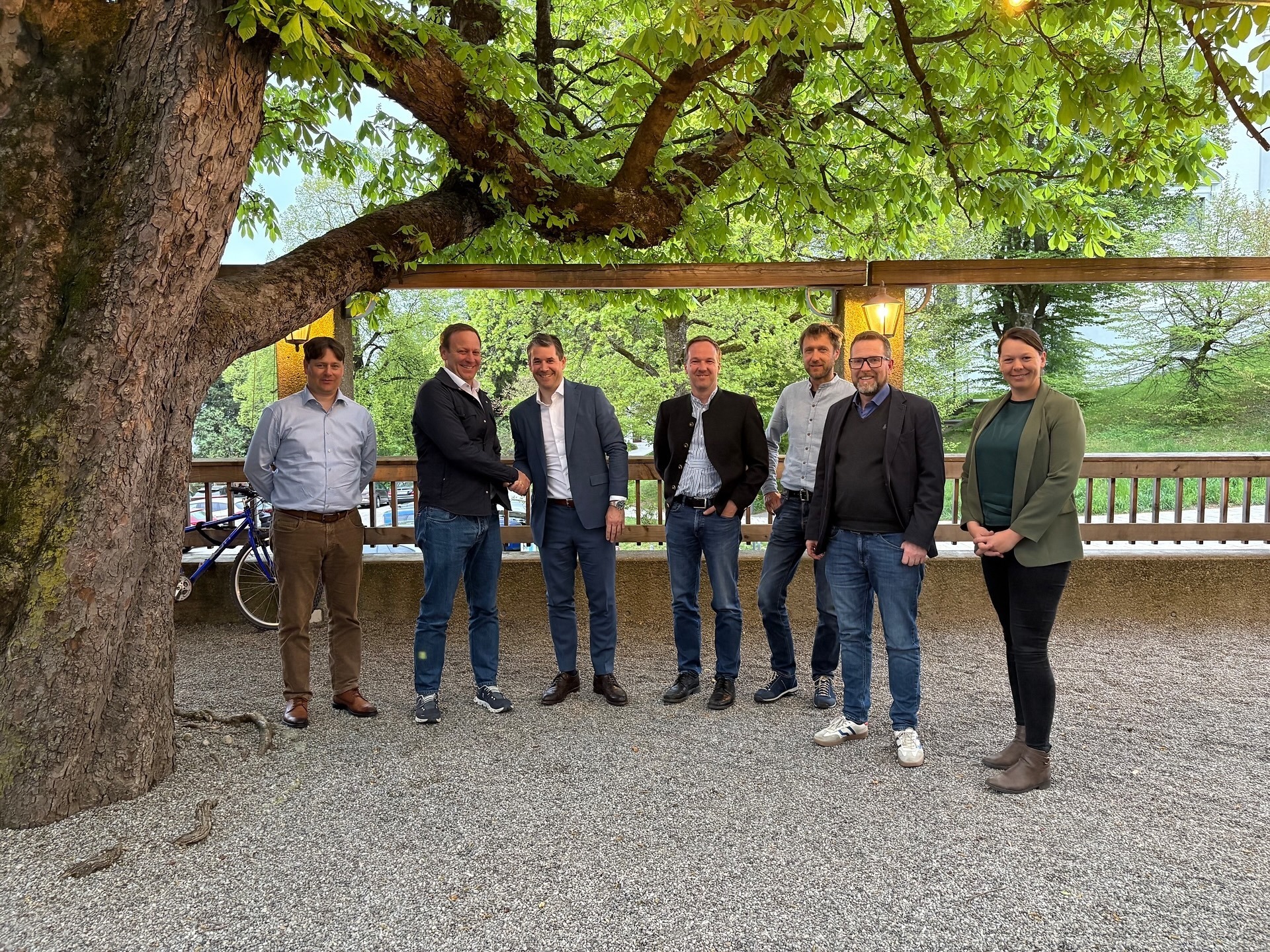 Dobler und Geiger arbeiten künftig zusammen (von links): Bernd Reger (Fa. Dobler), Josef Geiger 3, Peter Leo Dobler, Florian Schmid (Fa. Geiger), Raphael Müller (Fa. Geiger), Martin Görner (Fa. Geiger) und Judith Friedrich (Fa. Dobler). Foto: Geiger