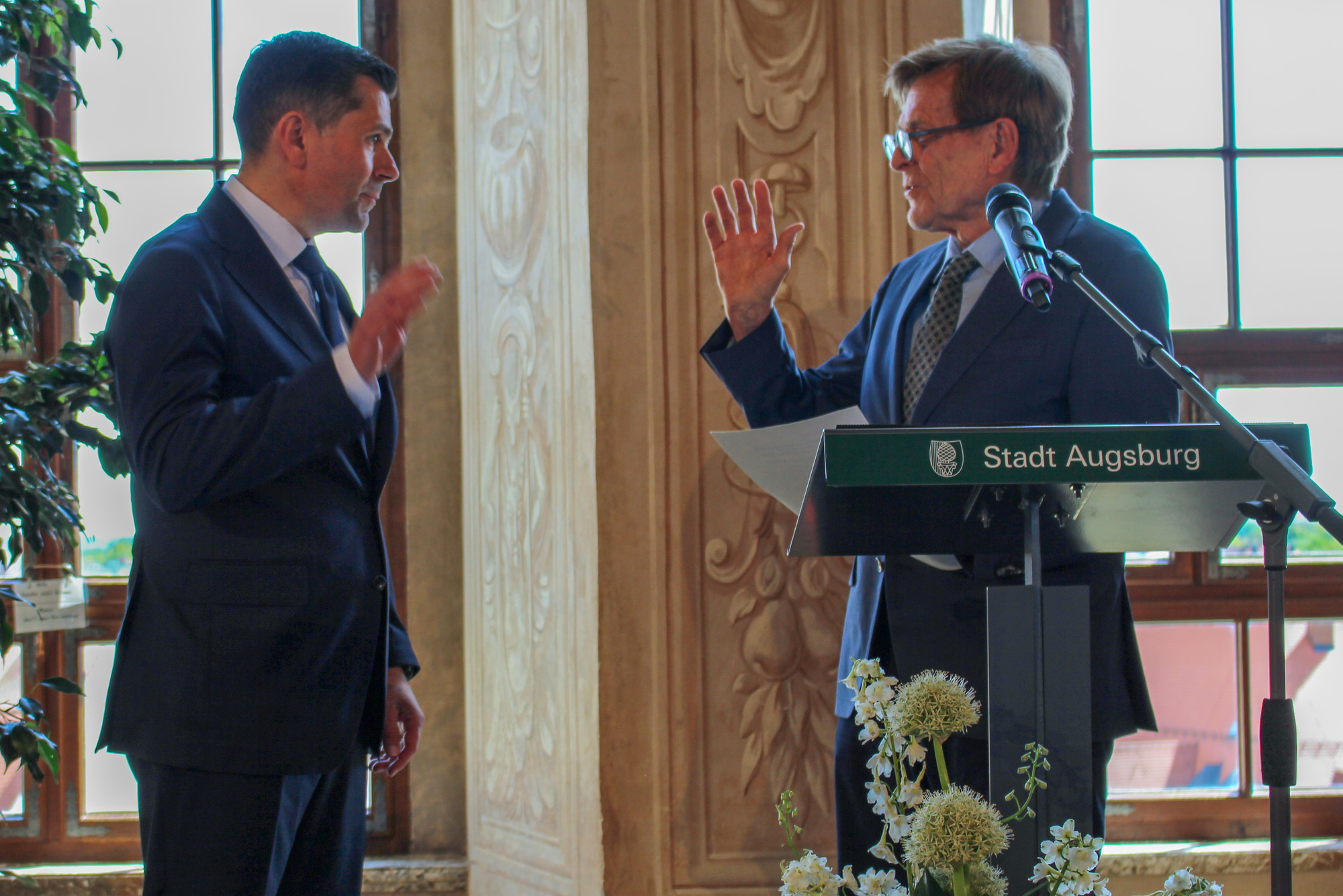 Augsburgs neuer Oberbürgermeister Florian Freund (l.) wurde von Bernd Kränzle vereidigt. Foto: B4B/ Katharina Seeburger