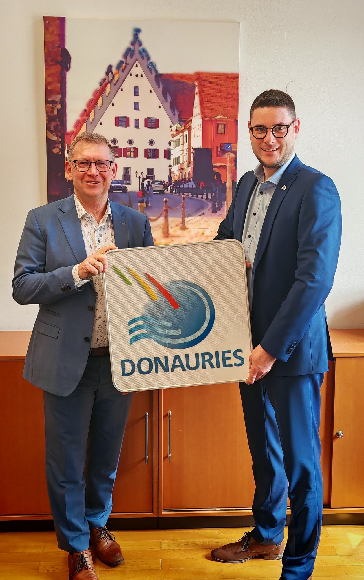 Nach 24 Jahren unter der Führung von Stefan Rößle hat am 1. Mai der neue Landrat Michael Dinkelmeier (rechts) die Geschäfte im Landratsamt Donau-Ries übernommen. Foto: Simon Kapfer, LRA Donau-Ries