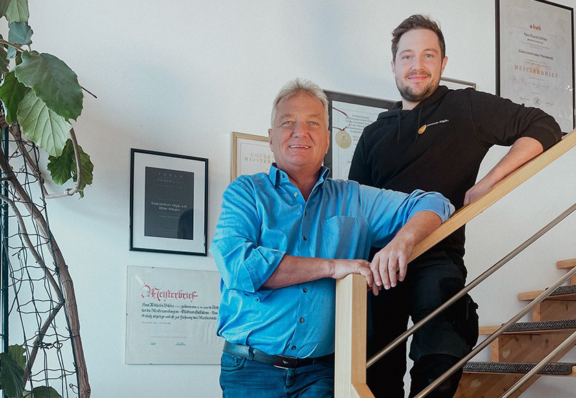 Foto: Wilhelm Bihler (l.) hat 2024 das Solarzentrum Allgäu an seinen Sohn Martin übergeben. Bihler glaubt an die Energiewende, kritisiert aber, dass sie politisch immer wieder behindert wird. Foto: Solarzentrum Allgäu GmbH