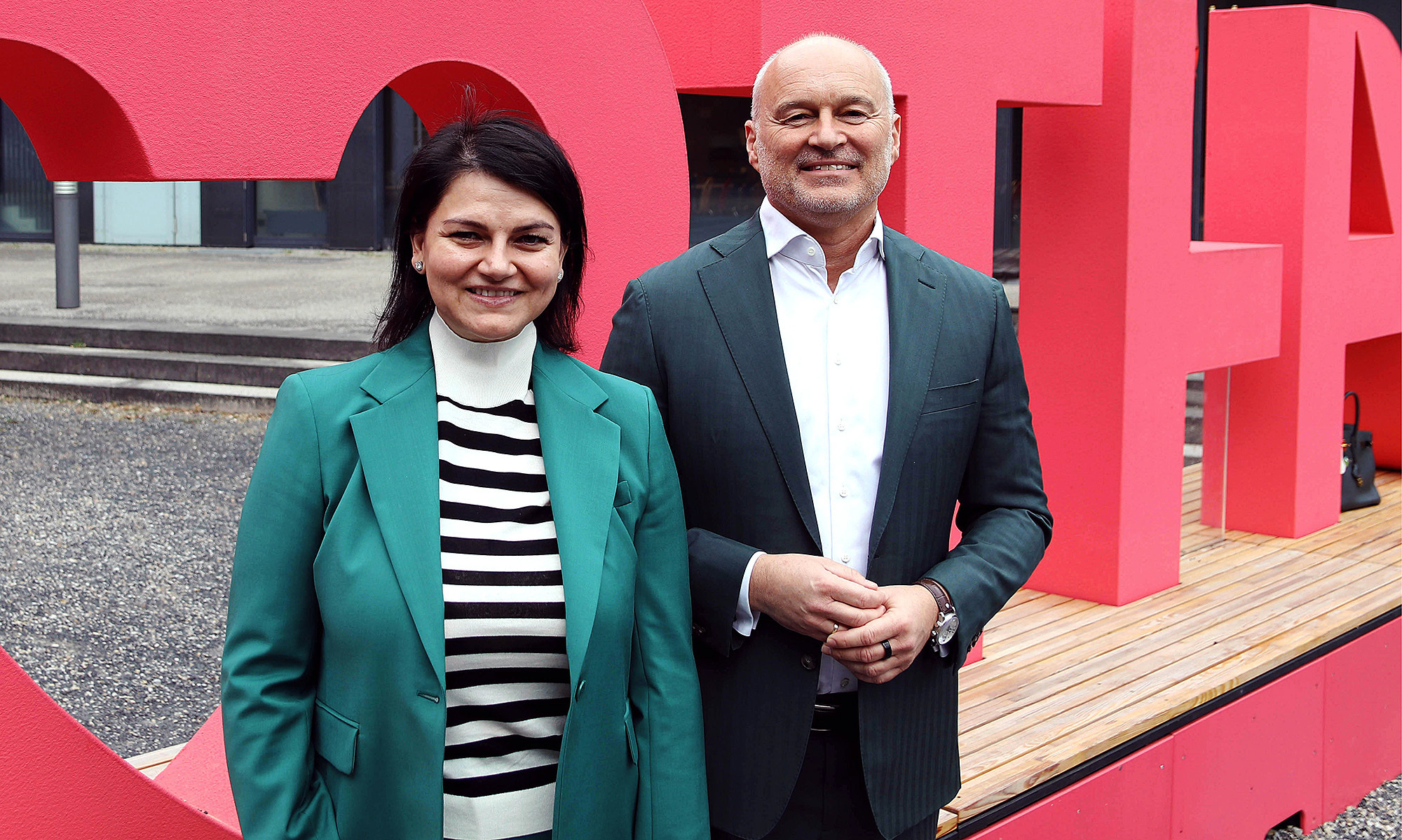 Ramona Meinzer, Vorsitzende des Hochschulrats der Technische Hochschule Augsburg, und Prof. Dr. Dr. h.c. Gordon Thomas Rohrmair, Präsident der THA. Foto: THA