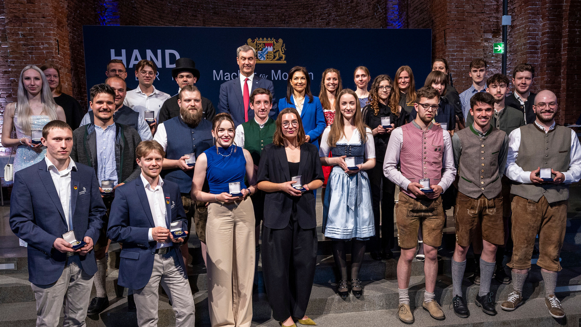 Alle Geehrten gemeinsam mit Ministerpräsident Markus Söder und Bundeswirtschaftsministerin Katherina Reiche. Foto: HWK