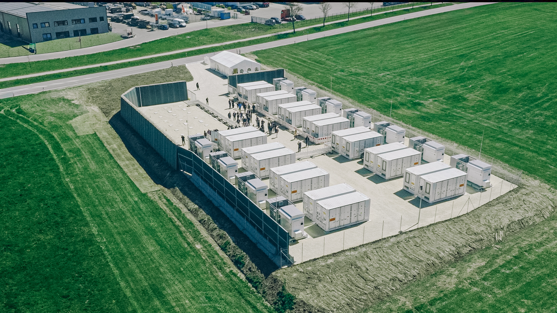 In Balzhausen ist ein netzneutraler Batteriespeicher ans Netz gegangen. Foto: LEW