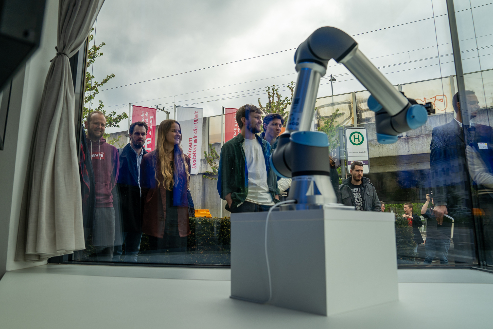 Das KI-Schaufenster der THA. Dort können Passanten mit der interaktiven Roboter-Installation „Hi Human!“ in Kontakt treten. „Hi Human!“ wurde vom Hybrid Things Lab der Fakultät für Gestaltung im KI-Produktionsnetzwerk an der THA entwickelt. Foto: Timo Holzmann für THA.