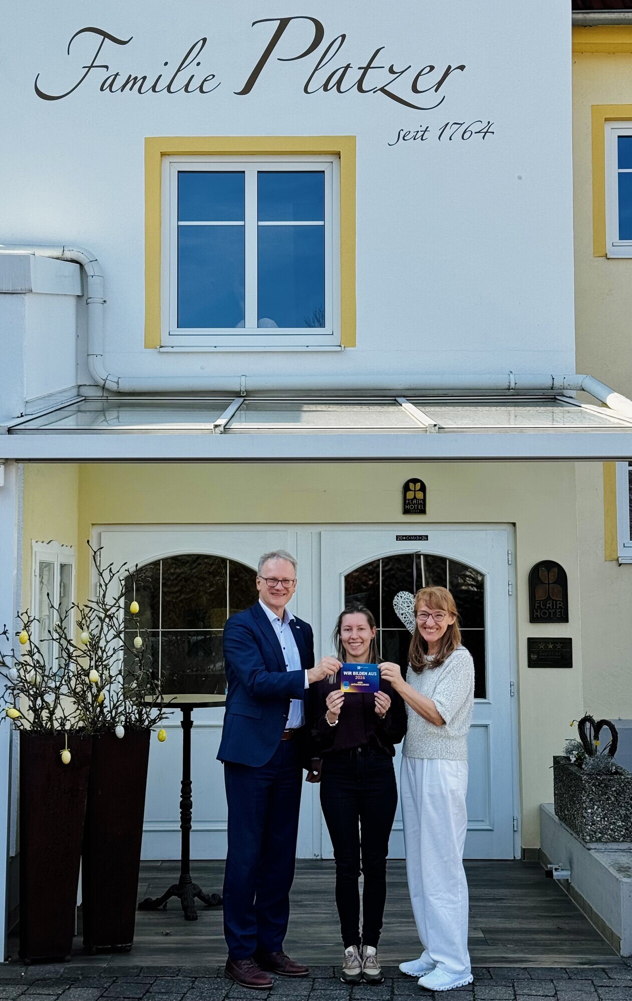 (v.l.n.r.): IHK-Regionalgeschäftsführer Jens Walter überreicht das IHK-Ausbildungssignet an Franziska Hesse, Assistentin der Ges