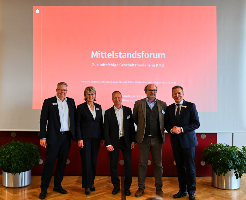 (v.l.n.r.): Michael Kramer, stv. Vorstandsmitglied und Bereichsleiter Center.Unternehmenskunden SSKA; Cornelia Kollmer, stv. Vorstandsvorsitzende SSKA; Michael Köhler, Senior Analyst Landesbank Baden-Württemberg; Michael Ziechaus, Geschäftsführer Bayern Consult Unternehmensberatung und Wolfgang Tinzmann, Vorstandmitglied SSKA. Foto: Stadtsparkasse Augsburg