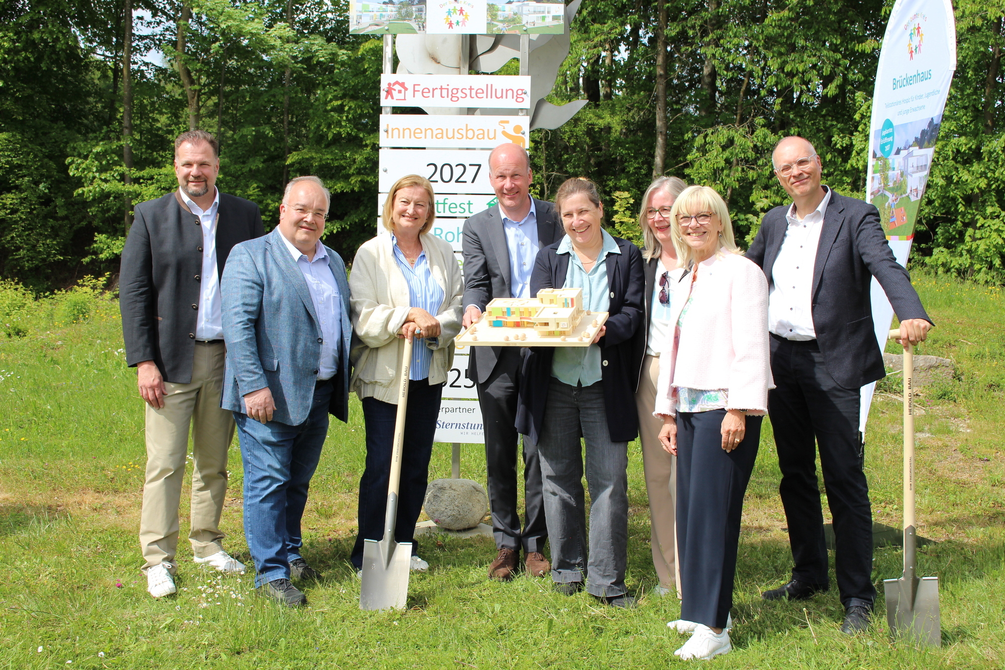 Spatenstich für das teilstationäre Hospiz des Bunten Kreises in Stadtbergen. Von links: Markus Pfeffinger (Geschäftsführer Bunter Kreis), Paulus Metz (Bürgermeister Stadtbergen), Angelika Lang (Vorstandsvorsitzende Stiftung Bunter Kreis), Landrat Martin Sailer, Architektin Susanne Braun, Projektleiterin Susanne Wild, Schirmherrin Carolina Trautner und Michael Frühwald, Direktor der Kinderklinik Augsburg. Foto: B4B/ Katharina Seeburger