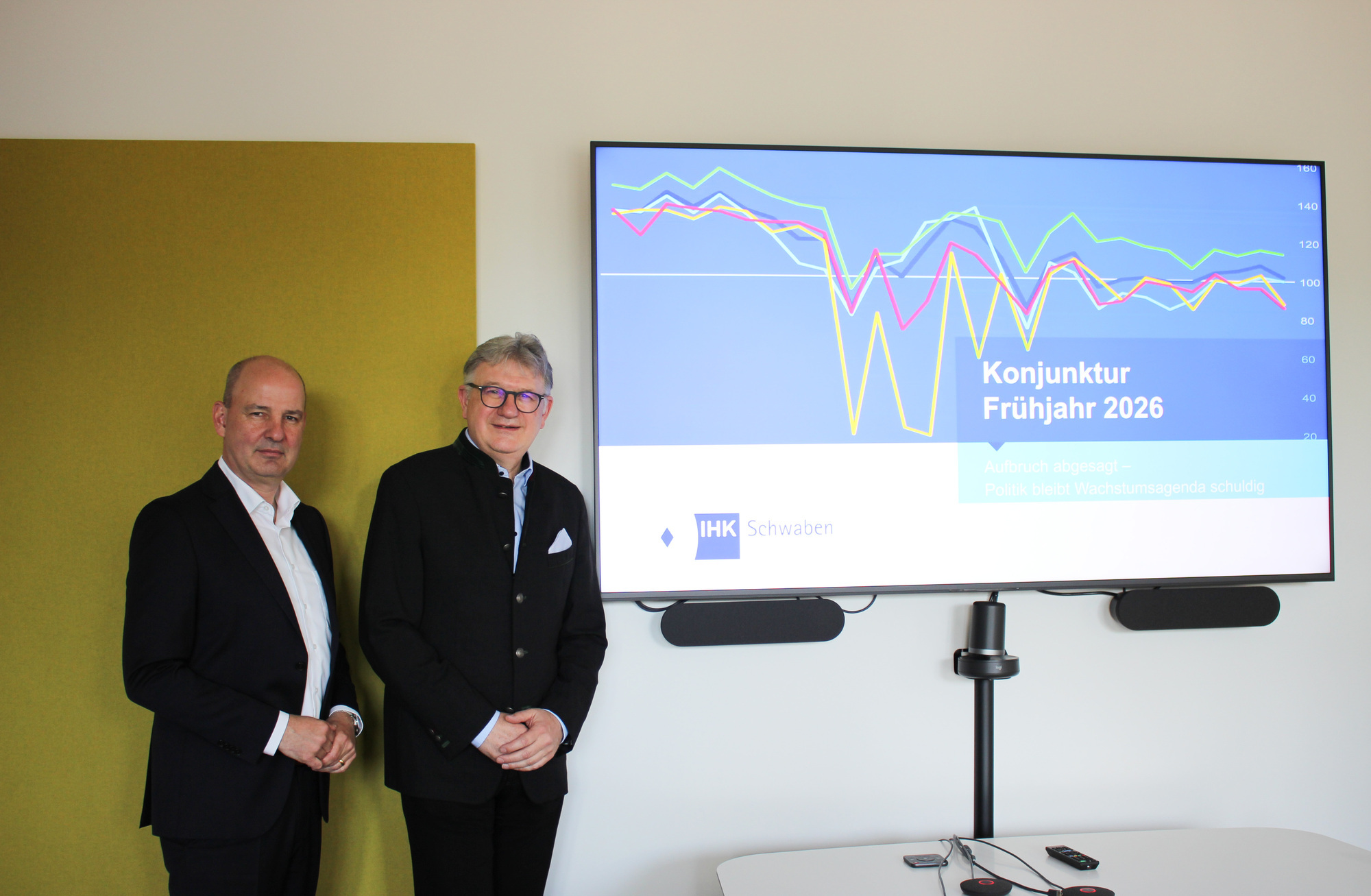 Wie kommt die Wirtschaft in Bayerisch-Schwaben wieder in Schwung? IHK-Hauptgeschäftsführer Marc Lucassen (l.) und IHK-Präsident Reinhold Braun habe klare Forderungen an die Bundesregierung. Foto: B4B/ Katharina Seeburger