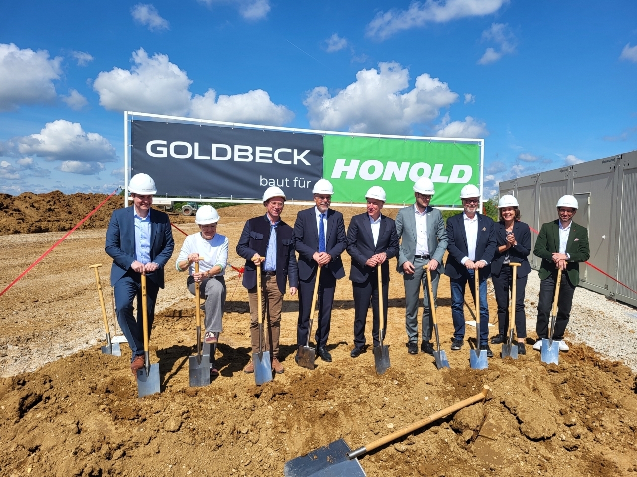 Honold Green Aerospace errichtet in Rain am Lech ein neues Logistikzentrum für Airbus Helicopters. Auf dem Bild (von links): Christopher Nagel / Niederlassungsleitung Goldbeck Ulm, Marianne Schmidle / Projektleitung Honold Neu-Ulm,Wolfgang Fackler / Mitglied des Landtags, Martin Werner / Member of  Executive Committee of Airbus Helicopters,Heiner Matthias Honold / Geschäftsführender Gesellschafter Honold Gruppe, Michael Dinkelmeier / Landrat Landkreis Donau Ries,Karl Rehm /Bürgermeister / Stadt Rain am Lech, Birgit Kutschenreuter/ Head of Production Airbus, Tobias Katai / Geschäfsführer Honold Immobilien. Foto: Honold