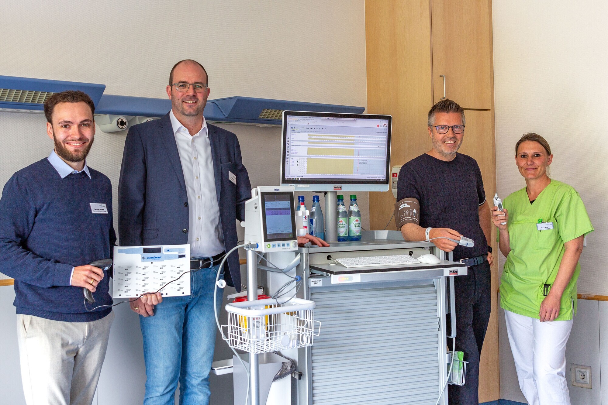 Die Wertachkliniken bekommen neue Spot-Monitore, um Vitalwerte wie Blutdruck und Sauerstoffgehalt schneller nutzen zu können. Von links: Samuel Schiele, Bereichsleiter Pflege Care, Daniel Hierl, Pflegedienstleiter, Vorstand Martin Gösele und Pflegefachkraft Martina Maier. Foto: Doris Wiedemann