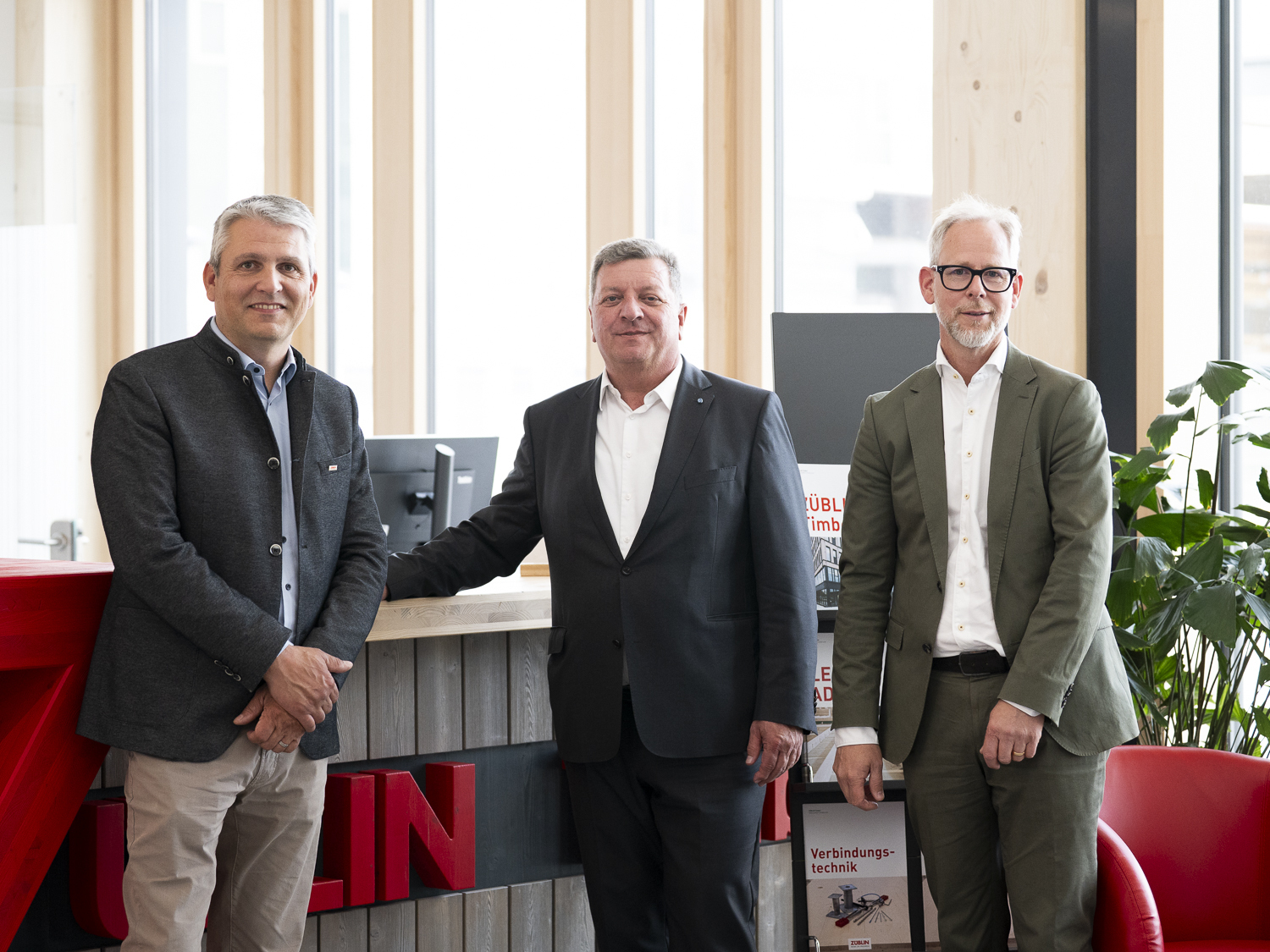 Christian Bernreiter (Mitte) zu Besuch bei Züblin Timber in Aichach. Der technische Bereichsleiter, Simon Pfeffer (l.), und der technische Direktionsleiter der Ed. Züblin AG, Direktion Ulm, Michael Stiegeler (r.), zeigten Bernreiter die serielle Holzbauproduktion bei Züblin. Foto: Sandra Sitzmann/ Züblin Timber