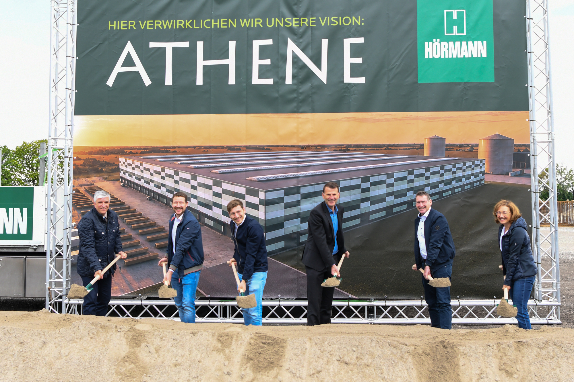 Das Bauunternehmen Rudolf Hörmann baut in Buchloe mit "Athene" einen neuen Produktionsstandort. Den Spatenstich setzten (v. l.) Buchloes Bürgermeister Robert Pöschl, Michael Hörmann, Stefan Hörmann, Landrat Bernd Stapfner, Rolf Hörmann und Margit Hörmann. Foto: Rudolf Hörmann GmbH &amp; Co. KG