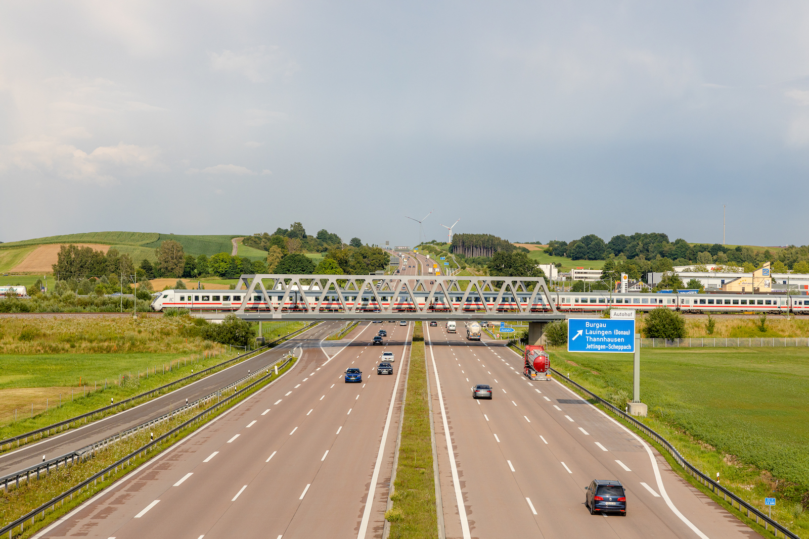 Der Bundestag hat den Neubau der ICE-Strecke zwischen Augsburg und Ulm genehmigt. Die neue Strecke soll entlang der A8 verlaufen. Foto: DB AG / Thomas Kiewning