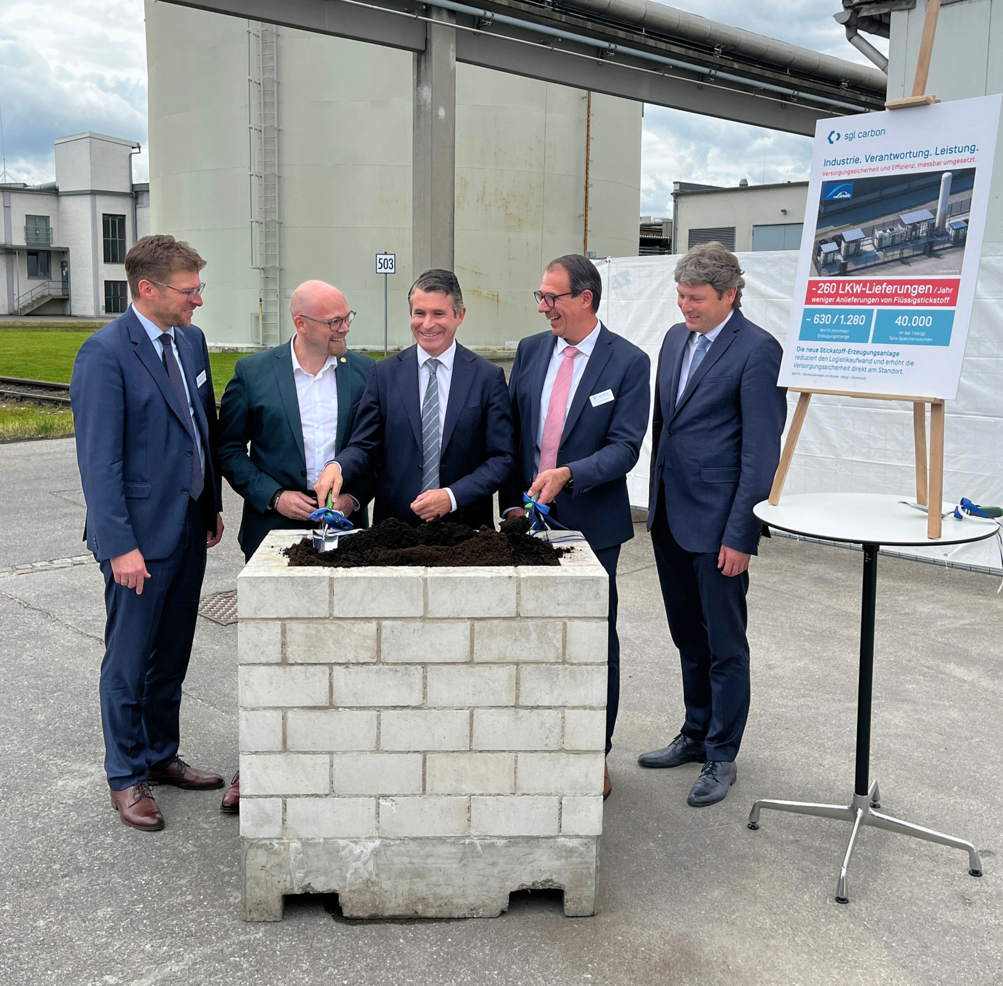 SGL Carbon investiert in Standort Meitingen (v.l.n.r.): Andreas Klein, CEO SGL Carbon SE, Dr. Fabian Mehring, Bayerischer Staatsminister für Digitales, Eric Beißwenger, Bayerischer Staatsminister für Europaangelegenheiten und Internationales, Alexander Miehling, Standortleiter SGL Carbon Meitingen, Dr. Michael Higl, Bürgermeister Markt Meitingen. Foto: SGL Carbon