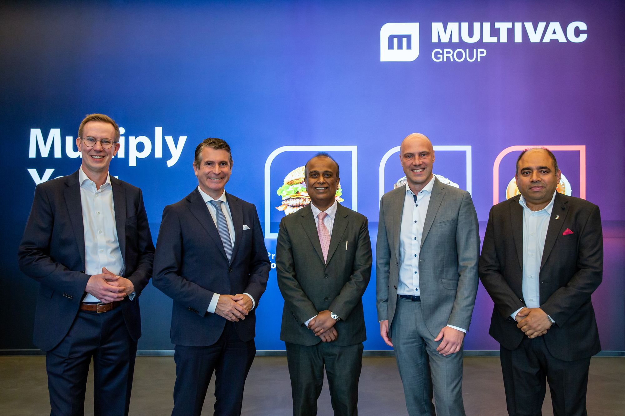 Von links: Dr. Johannes Epple (Geschäftsführender Direktor, Multivac), Eric Beißwenger (MdL, Staatsminister für Europaangelegenheiten und Internationales), Shatrughna Sinha (indischer Generalkonsul), Dr. Tobias Richter (Geschäftsführender Direktor, Multivac) und Umashankar Sharma (Gründer und Präsident der German-Indian Foundation). Foto: Multivac