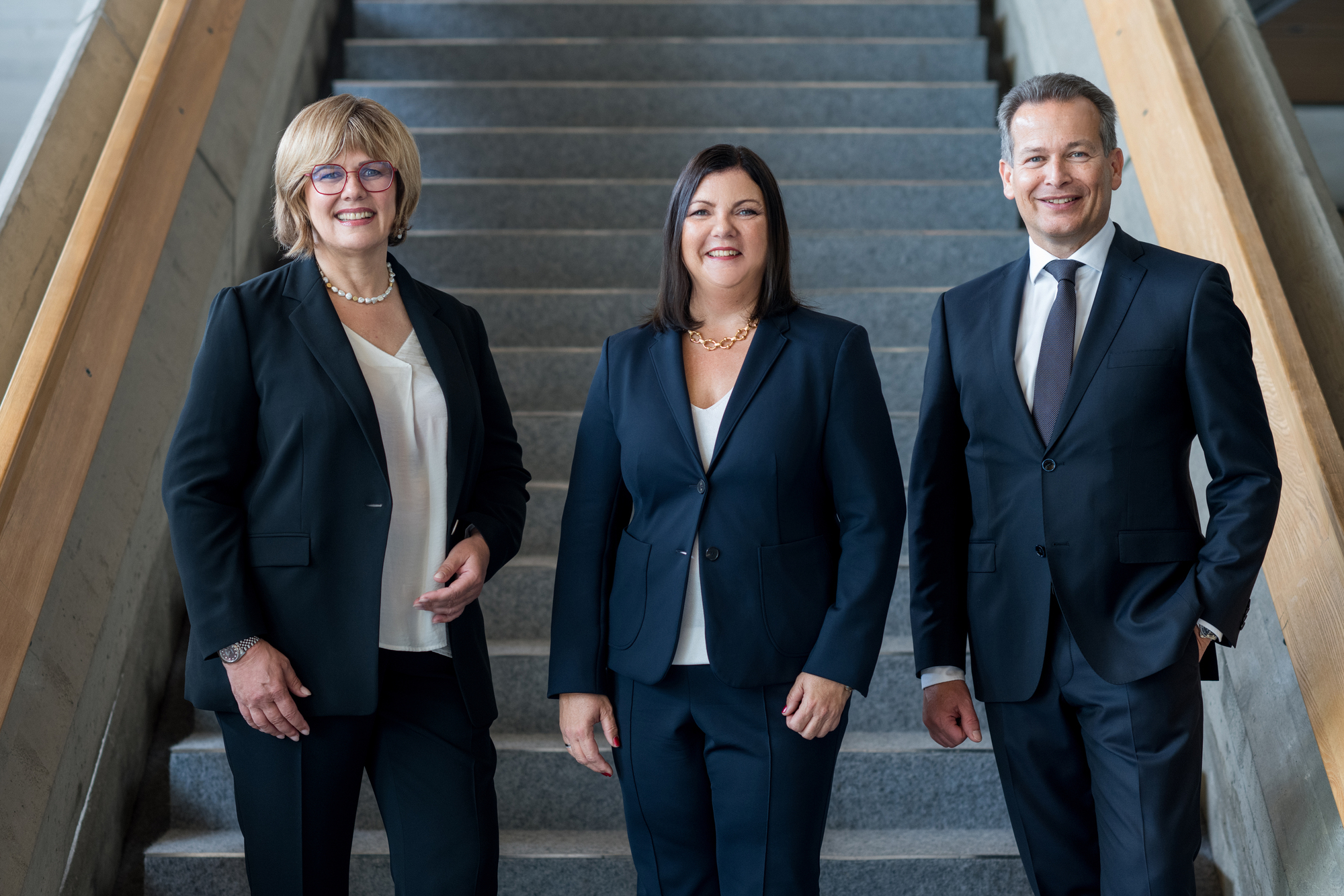 Archivbild. Der Gesamtvorstand der Stadtsparkasse Augsburg (von links): Cornelia Kollmer, stellvertretende Vorstandsvorsitzende, Sandra Peetz-Rauch, Vorstandsvorsitzende, und Wolfgang Tinzmann, Vorstandsmitglied. Foto: Stadtsparkasse Augsburg