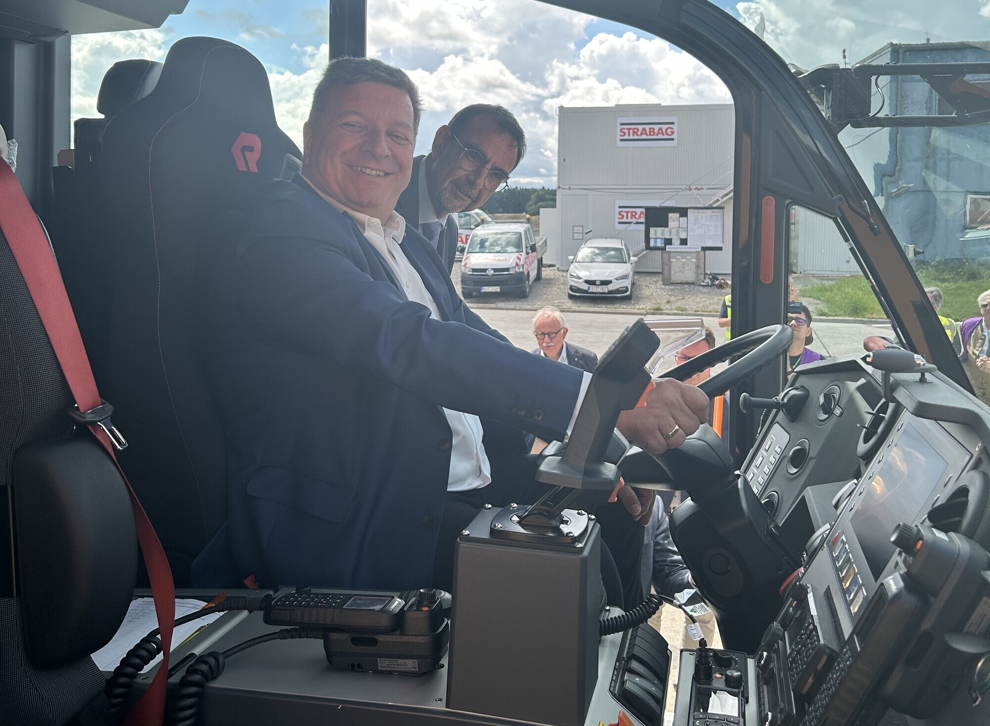 Christian Bernreiter und Klaus Holetschek durften sich die neuen Löschfahrzeuge des Allgäu Airport auch von innen ansehen. Foto: Flughafen Memmingen