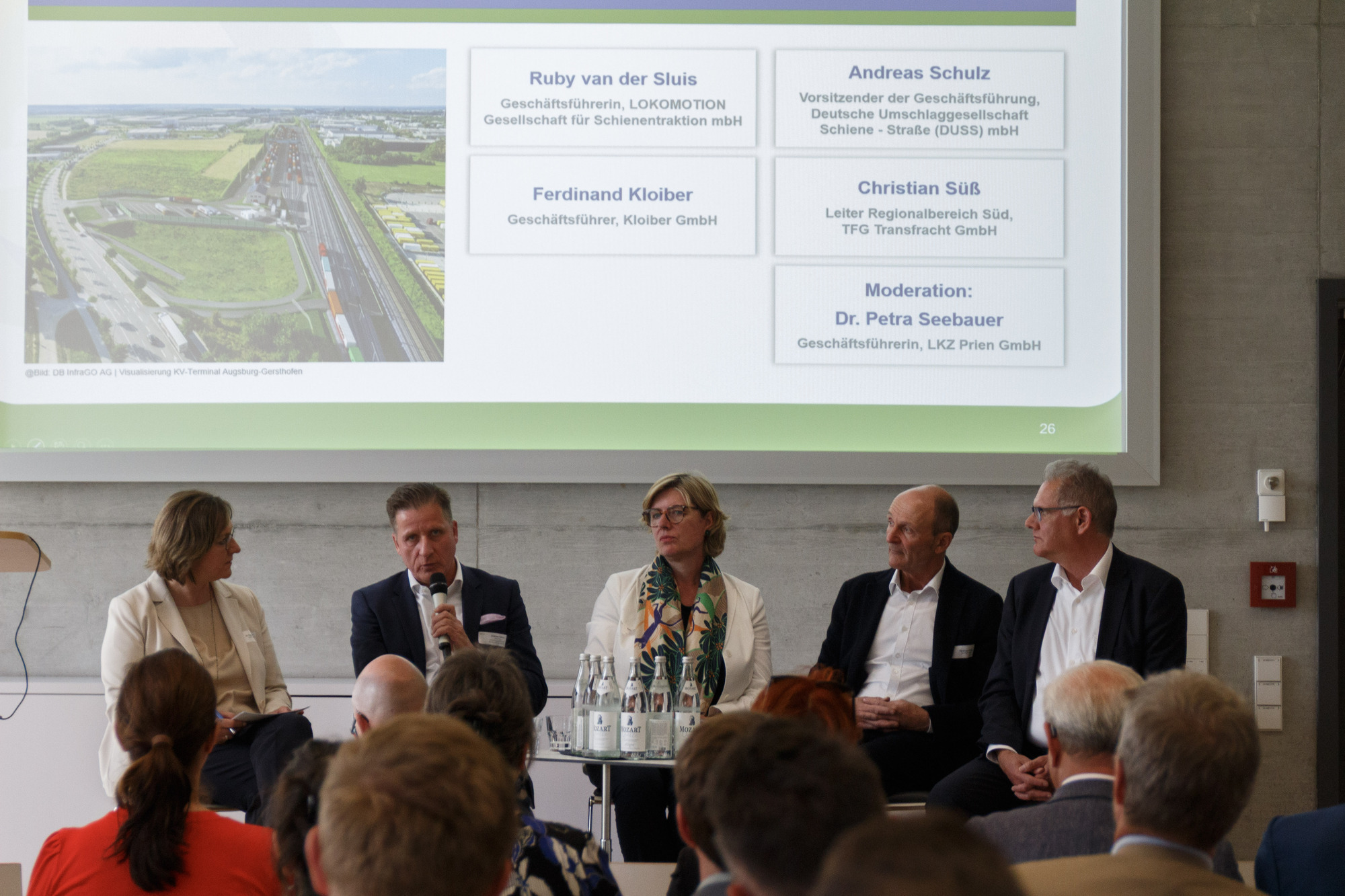 Podiumsdiskussion zum neuen Umschlagsterminals im GVZ der Städte Augsburg, Neusäß und Gersthofen: (v. l.) Petra Seebauer, Andreas Schulz, Ruby van der Sluis, Ferdinand Kloiber und Christian Süß. Foto: GVZ Region Augsburg, Regio Augsburg Wirtschaft GmbH