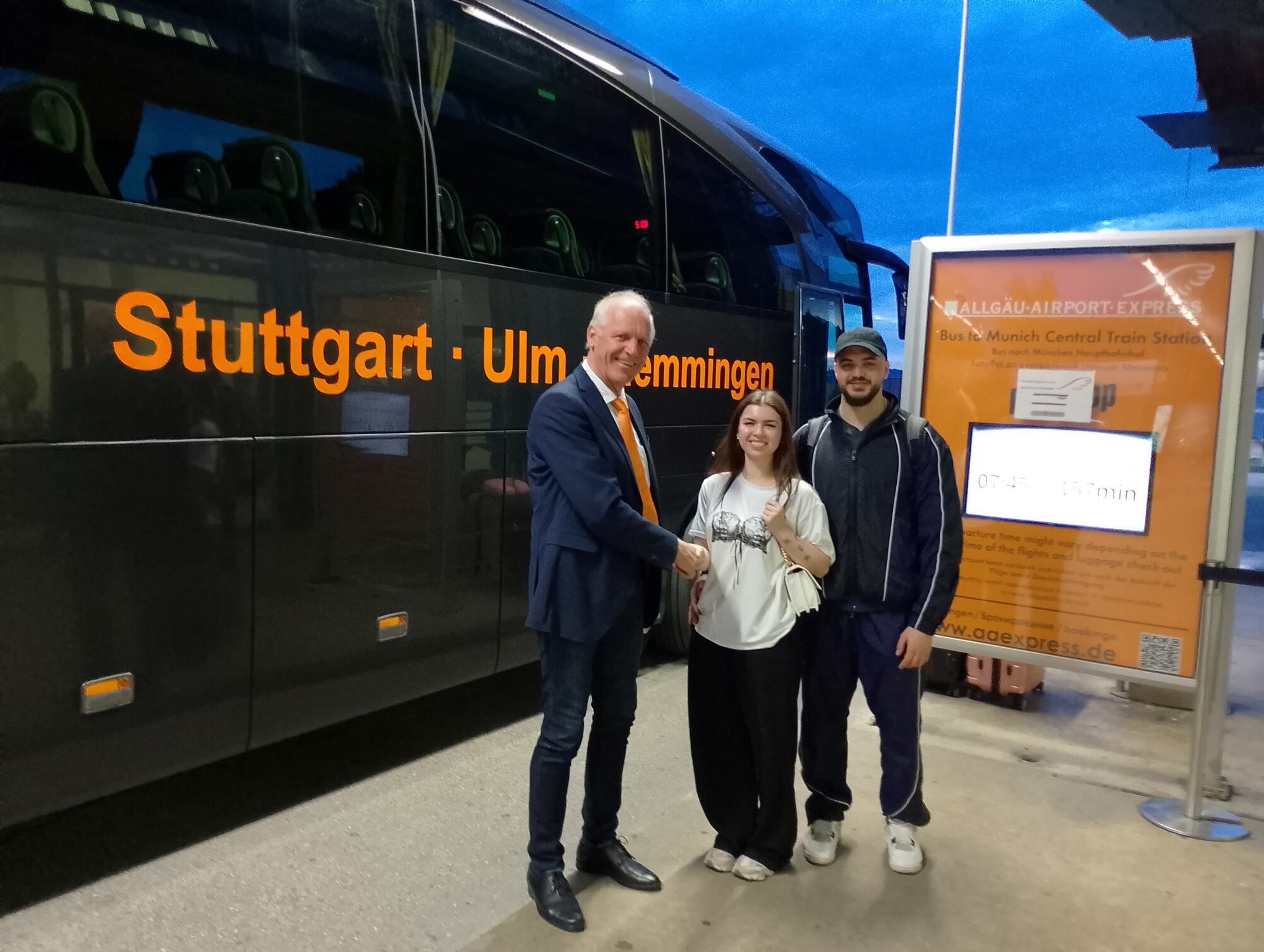 Iryna Hlukhova wurde als erster Fahrgast des Allgäu Airport Express überrascht. Geschäftsführer Wolfgang Steber überreichte ihr