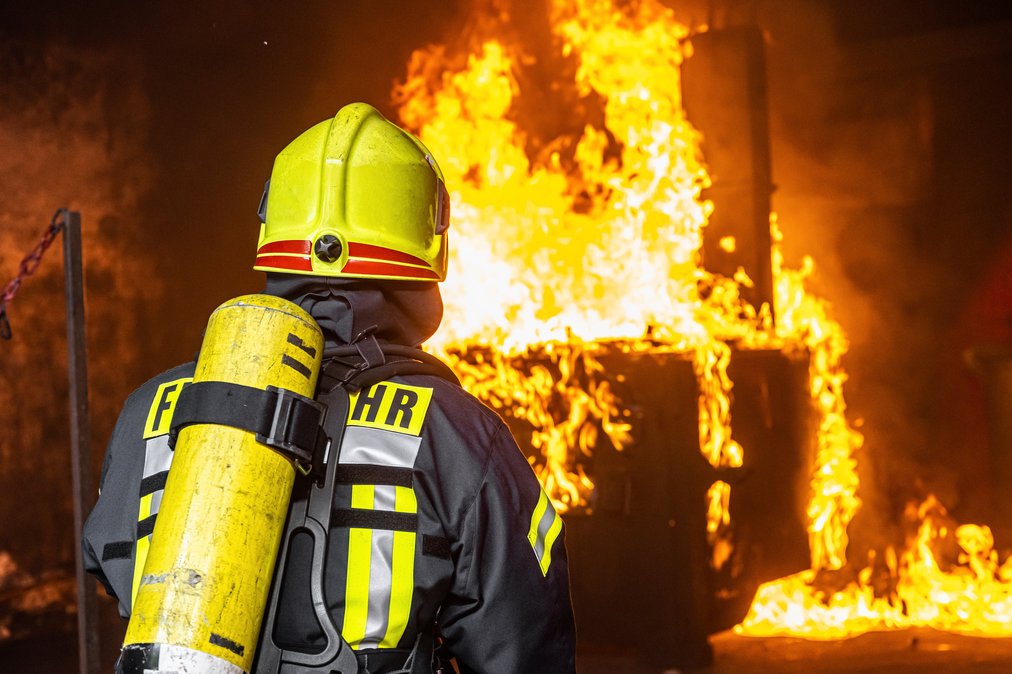 Feuerwehrkräfte im Löscheinsatz. Die BOS:EXPO greift zentrale Aufgaben des Katastrophenschutzes auf.