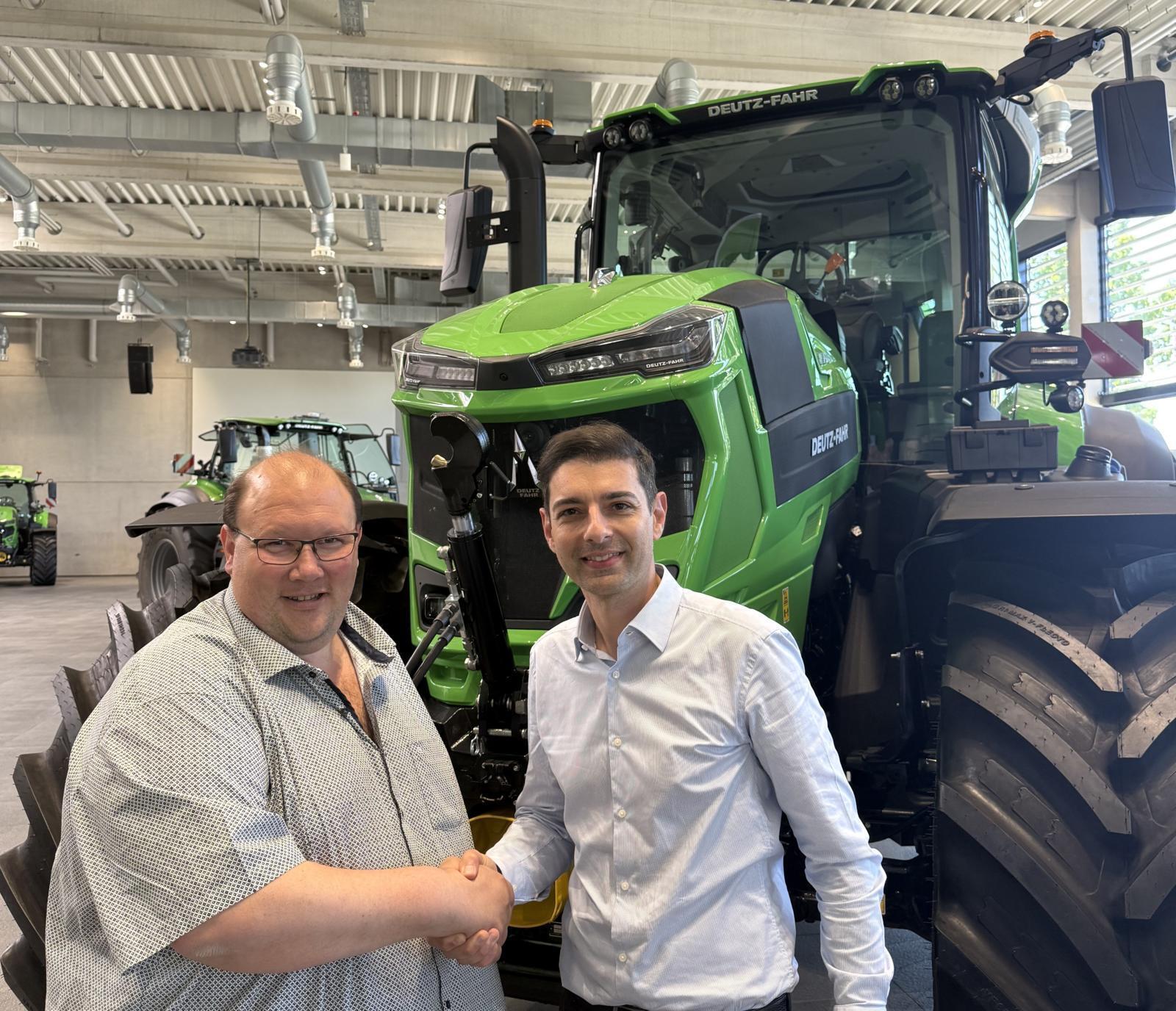 (v.l.n.r.): Markus Bitterwolf (Spartenleiter Technik BAG AllgäuOberschwaben eG) und Alessandro Sapio (COO Same Deutz-Fahr Deutsc